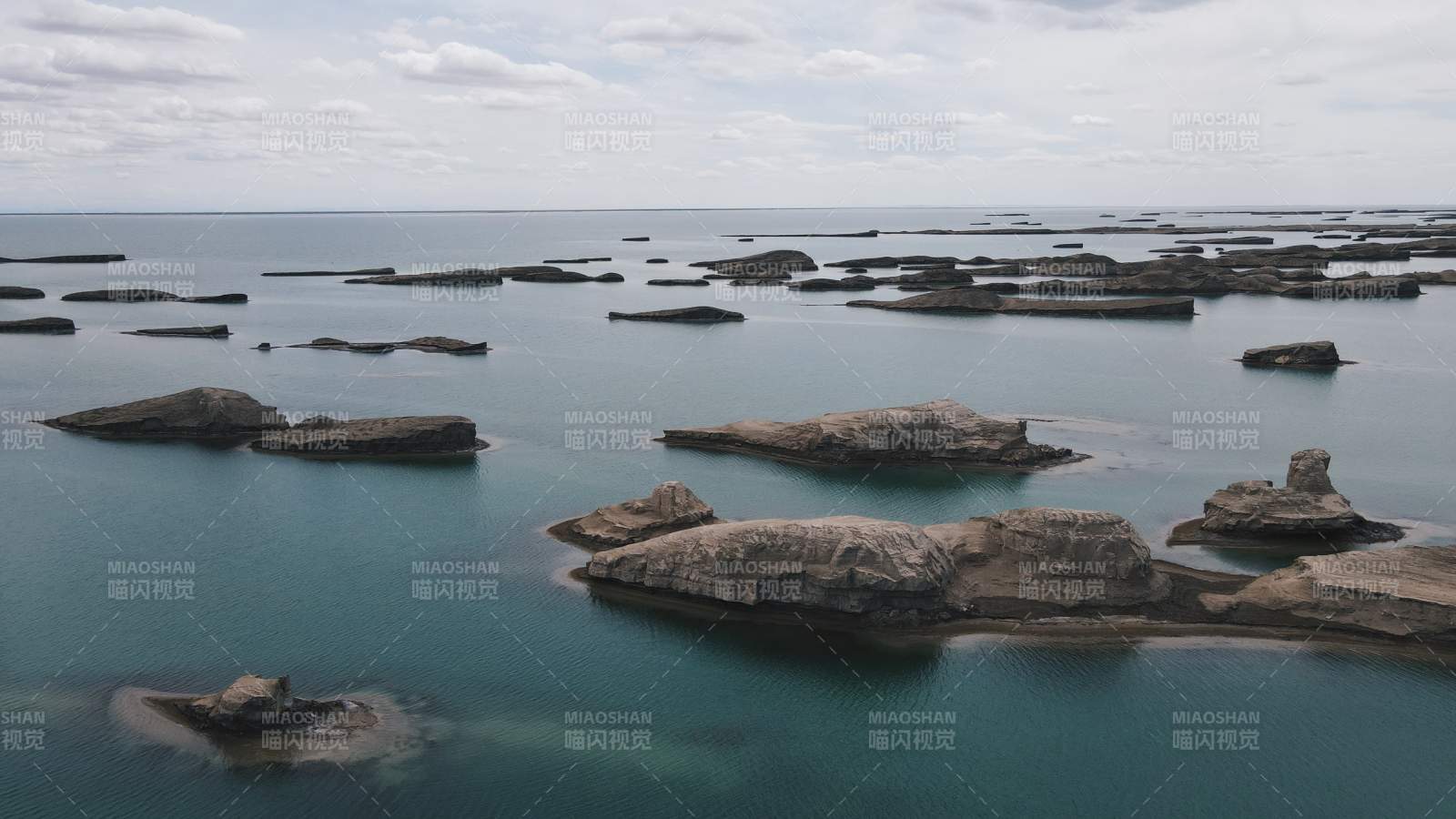 湖中奇石 自然美景