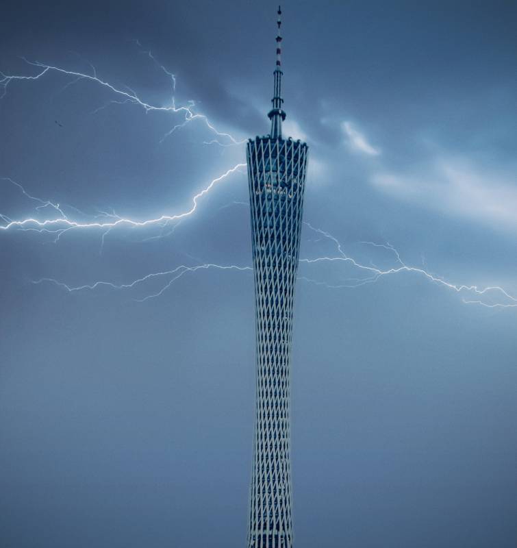 雷电中的广州塔