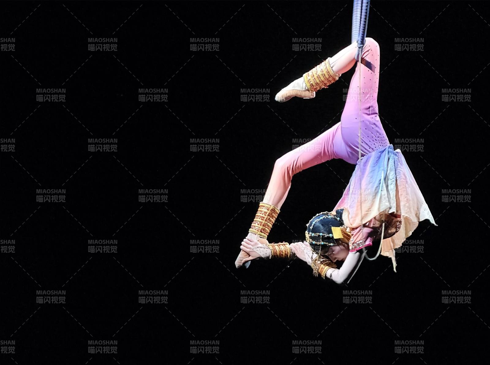 空中雜技 優(yōu)雅的倒立表演