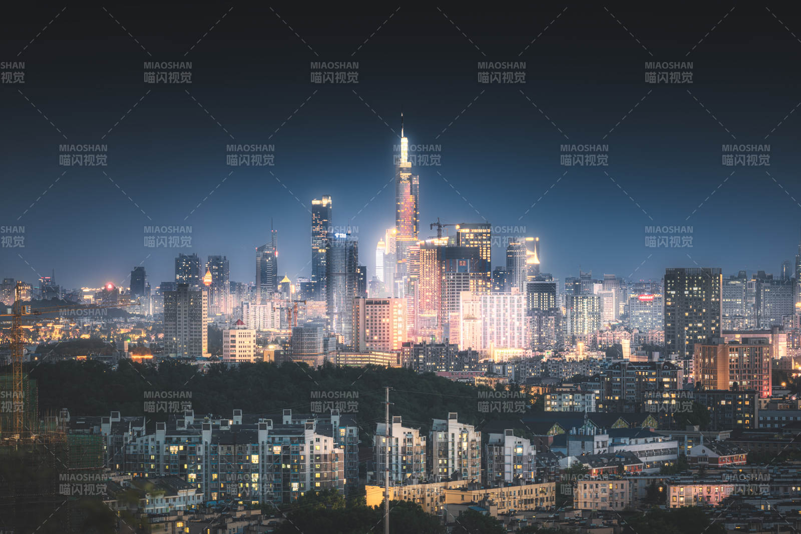 夜幕下的城市灯火辉煌