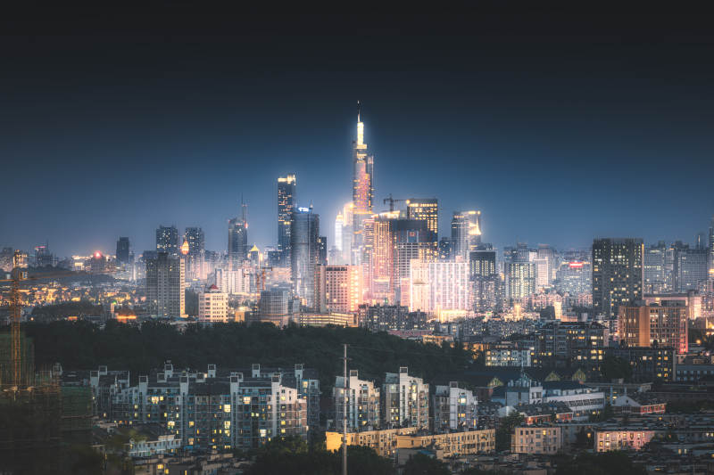夜幕下的城市灯火辉煌