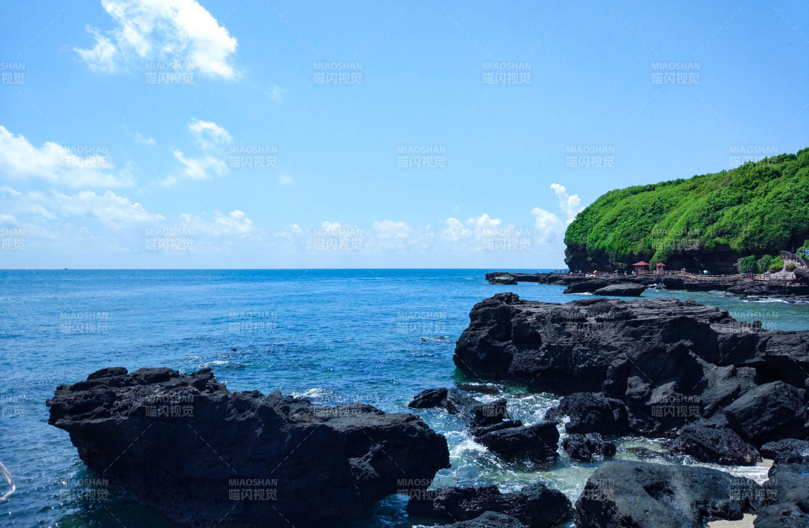 海边岩石与绿树相映成趣