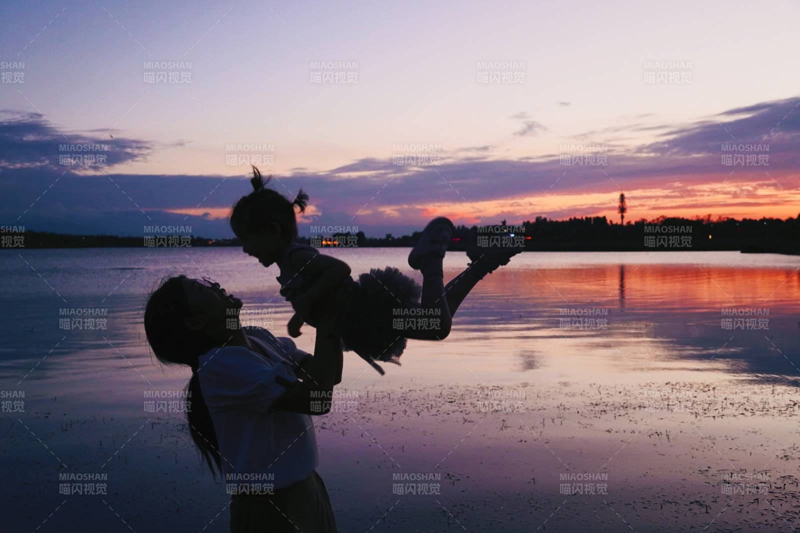 夕陽下的親子時光