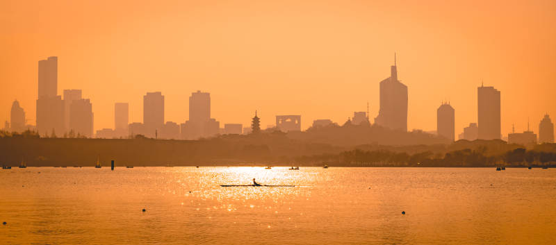 夕阳下的城市与湖景