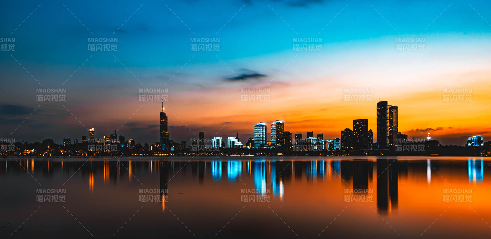 城市夜景倒影湖面