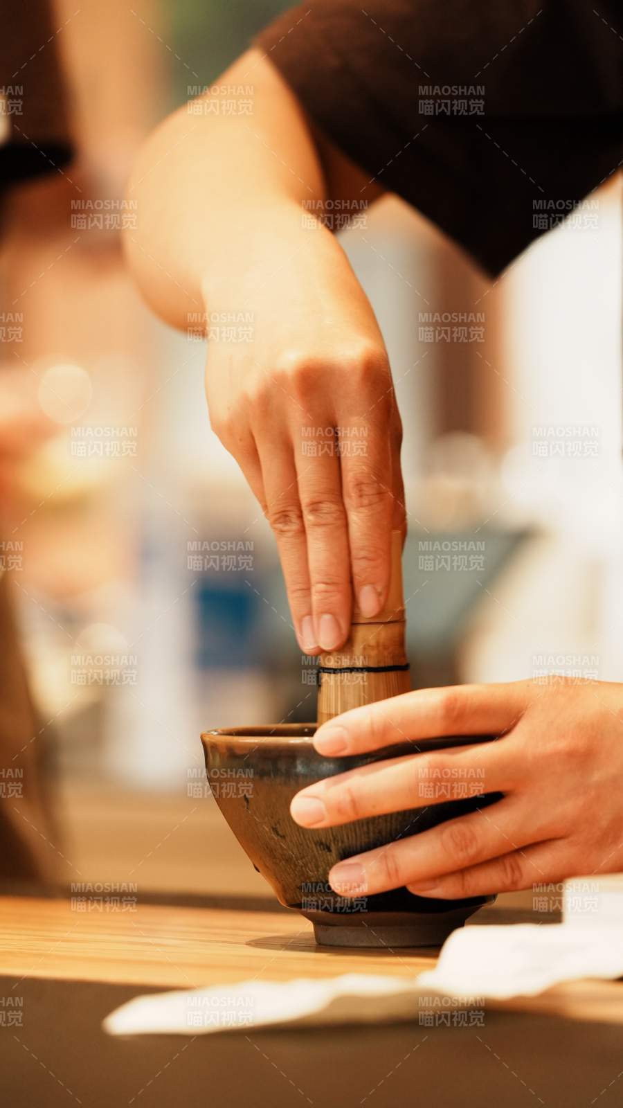 茶道 手握茶筅攪拌茶湯