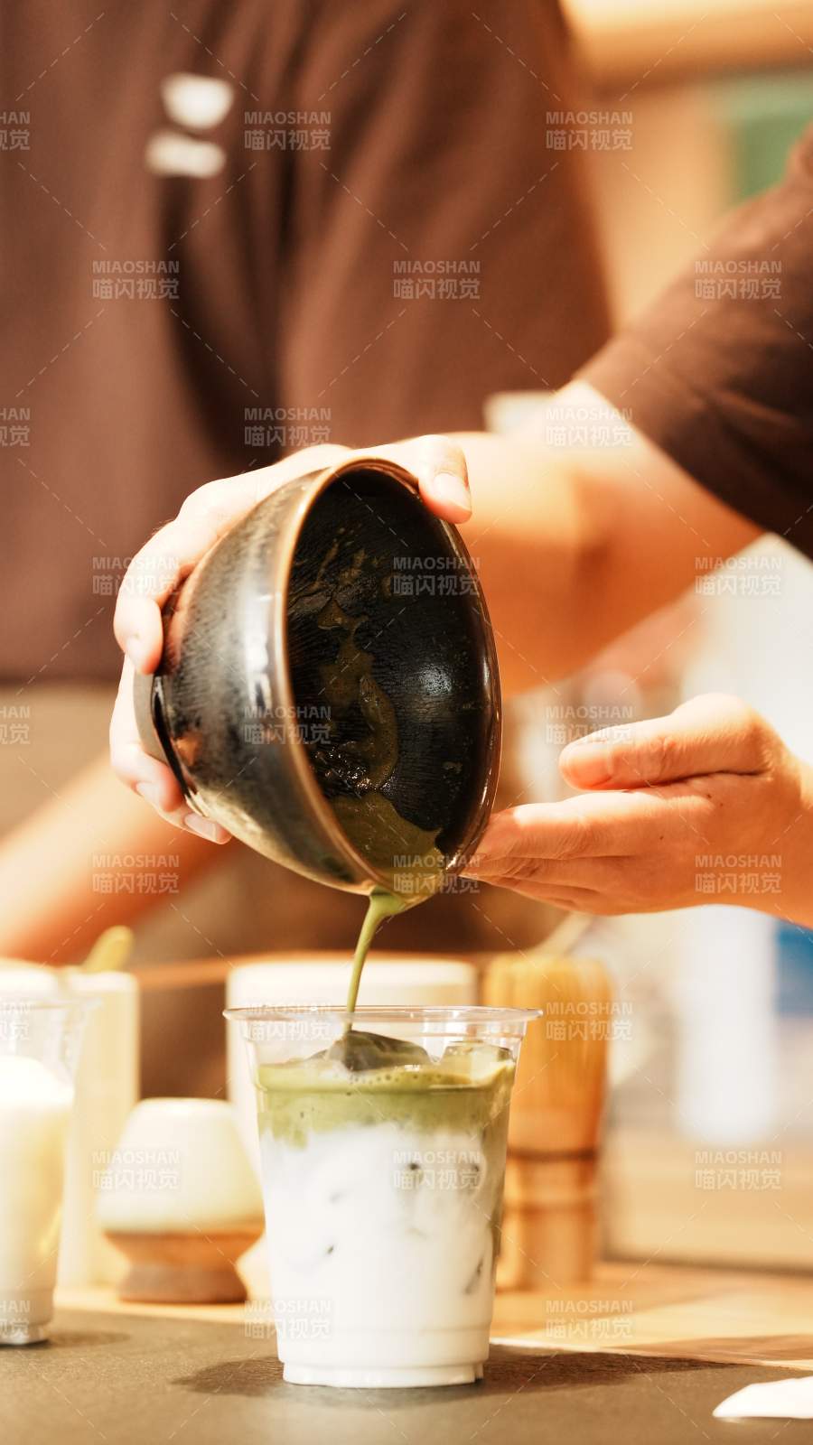 制作抹茶飲品的瞬間