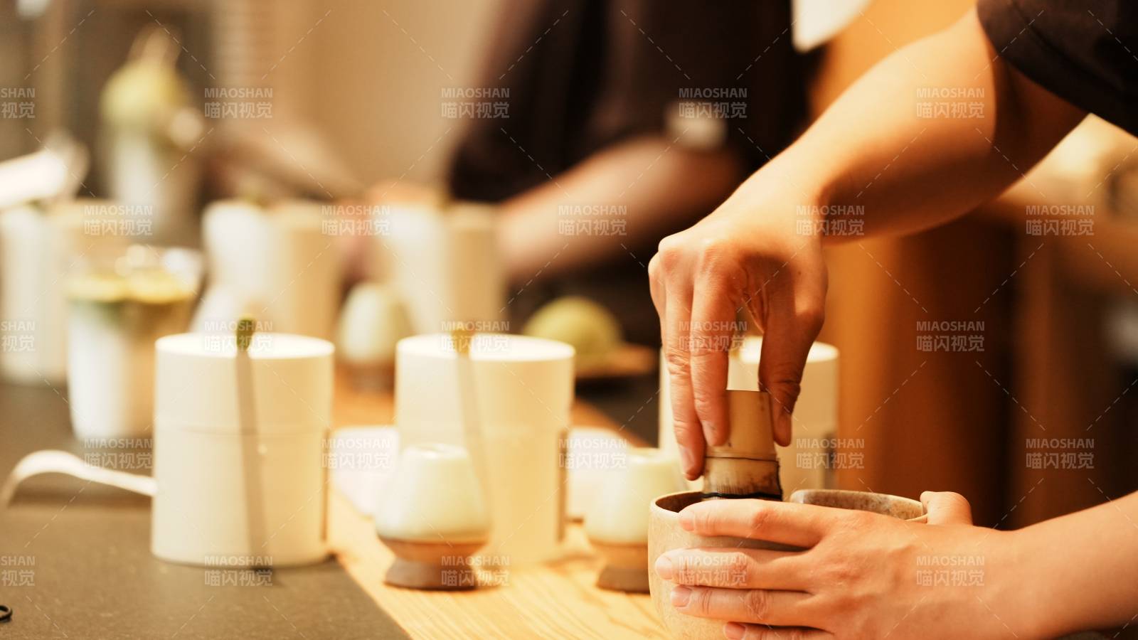茶藝師正在泡茶