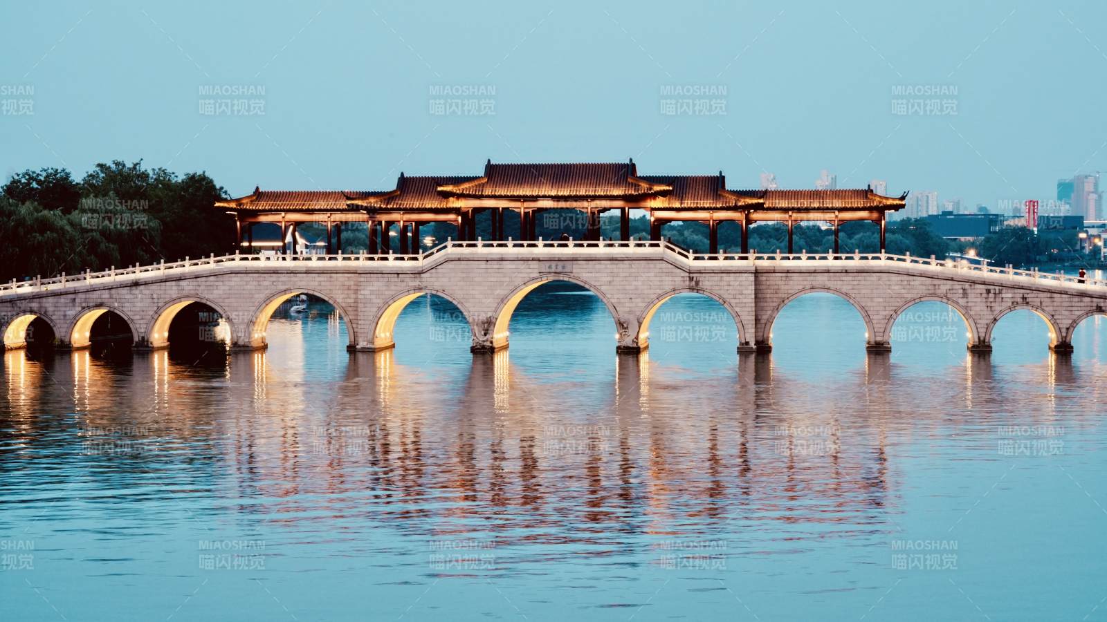 金雞湖廊橋倒影如畫