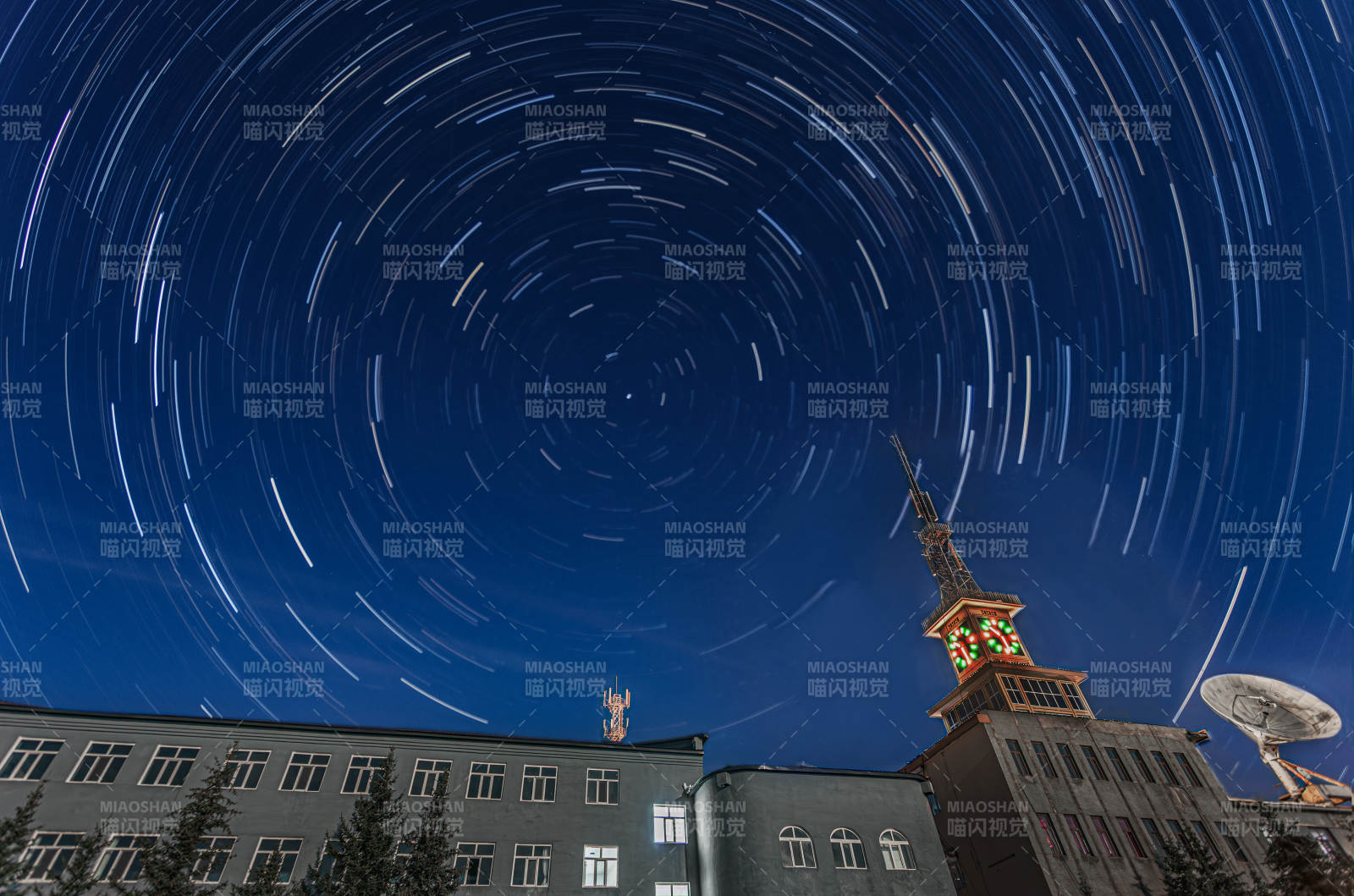 星軌夜空下的建筑群