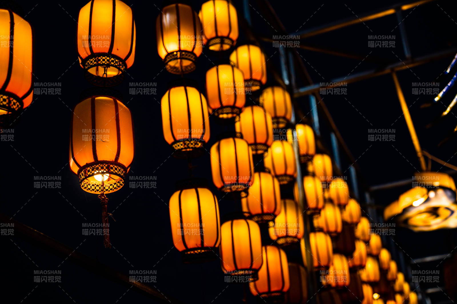 夜色中的燈籠長廊