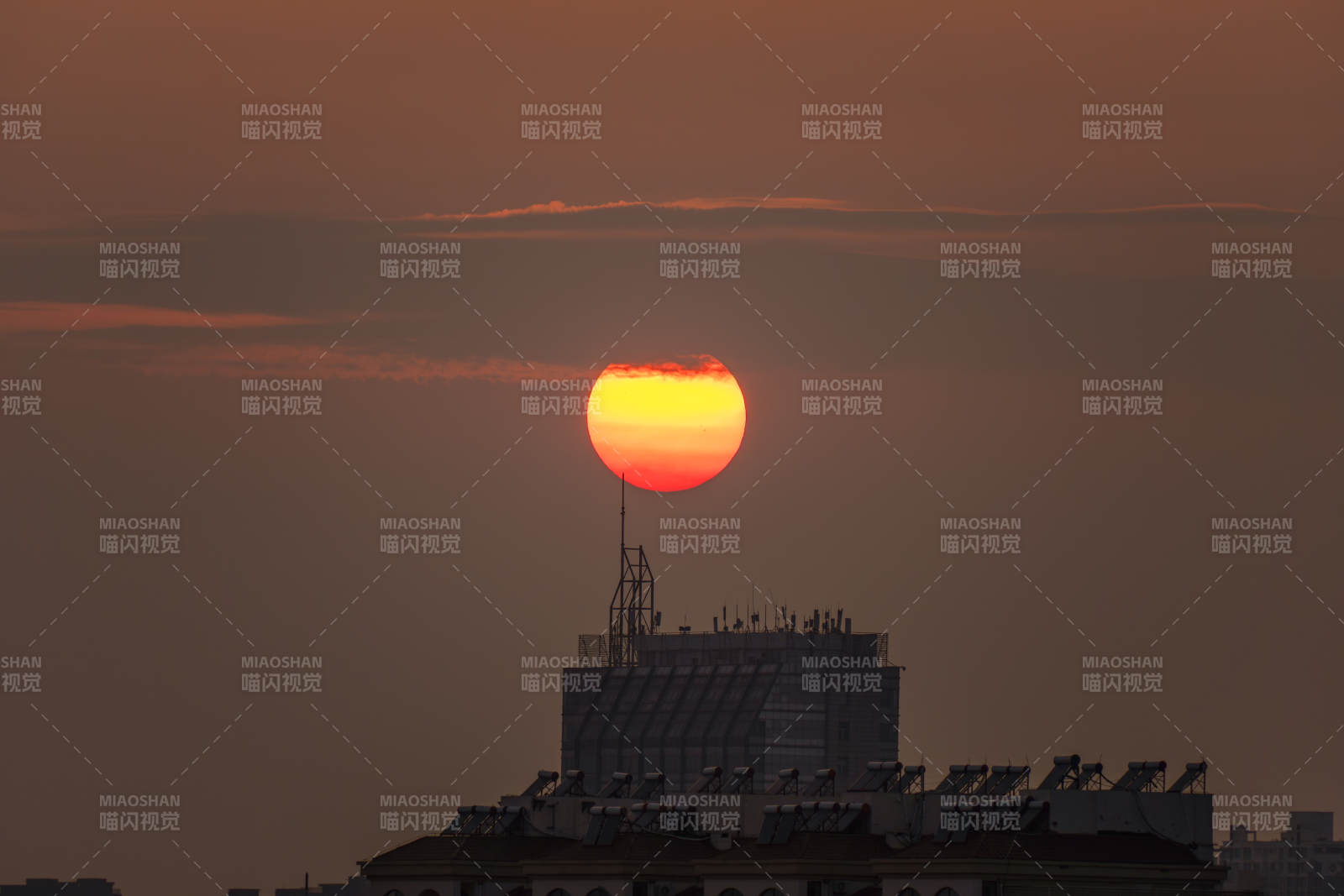 夕陽映樓頂 橙紅半圓懸