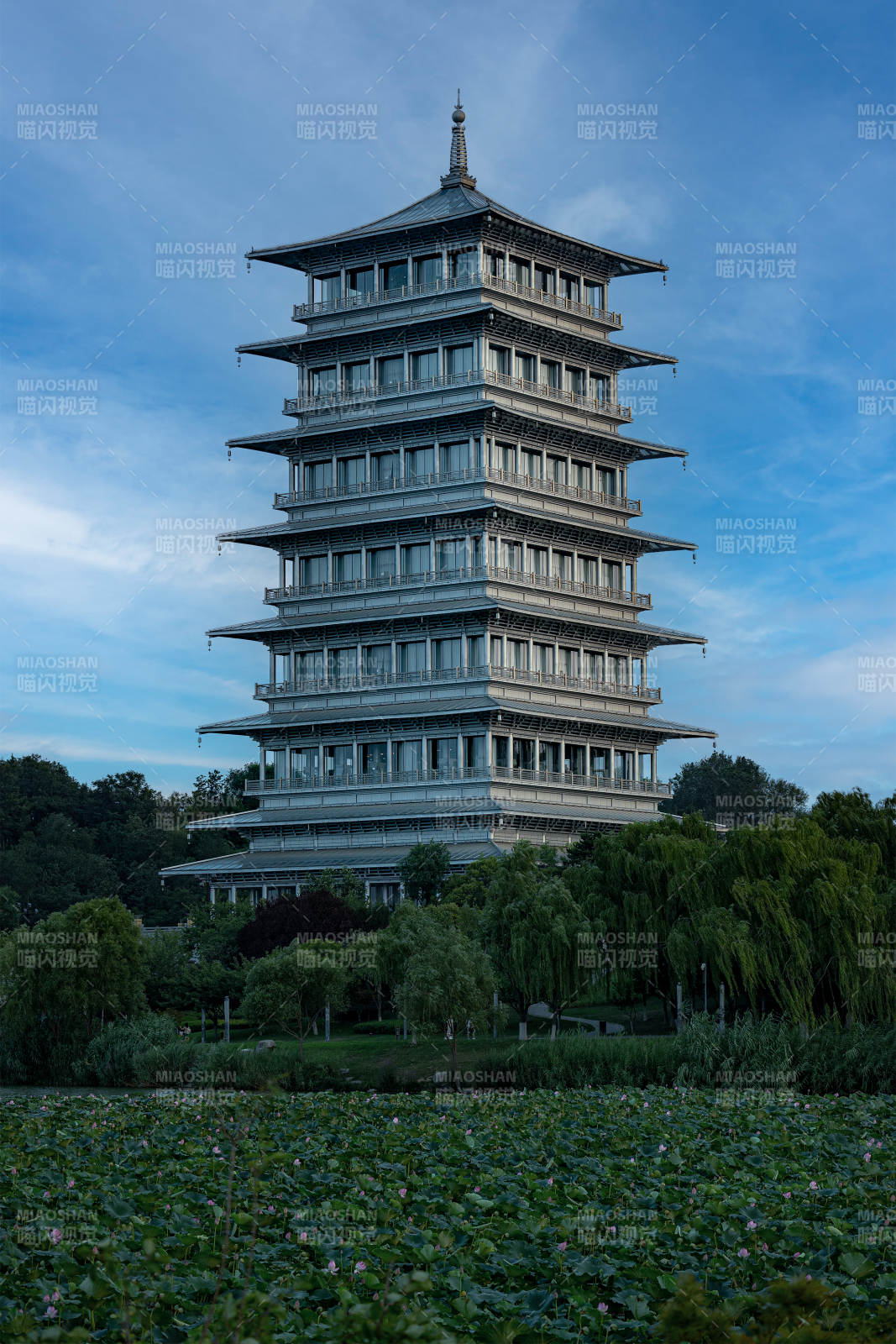西安古塔映水 綠意盎然