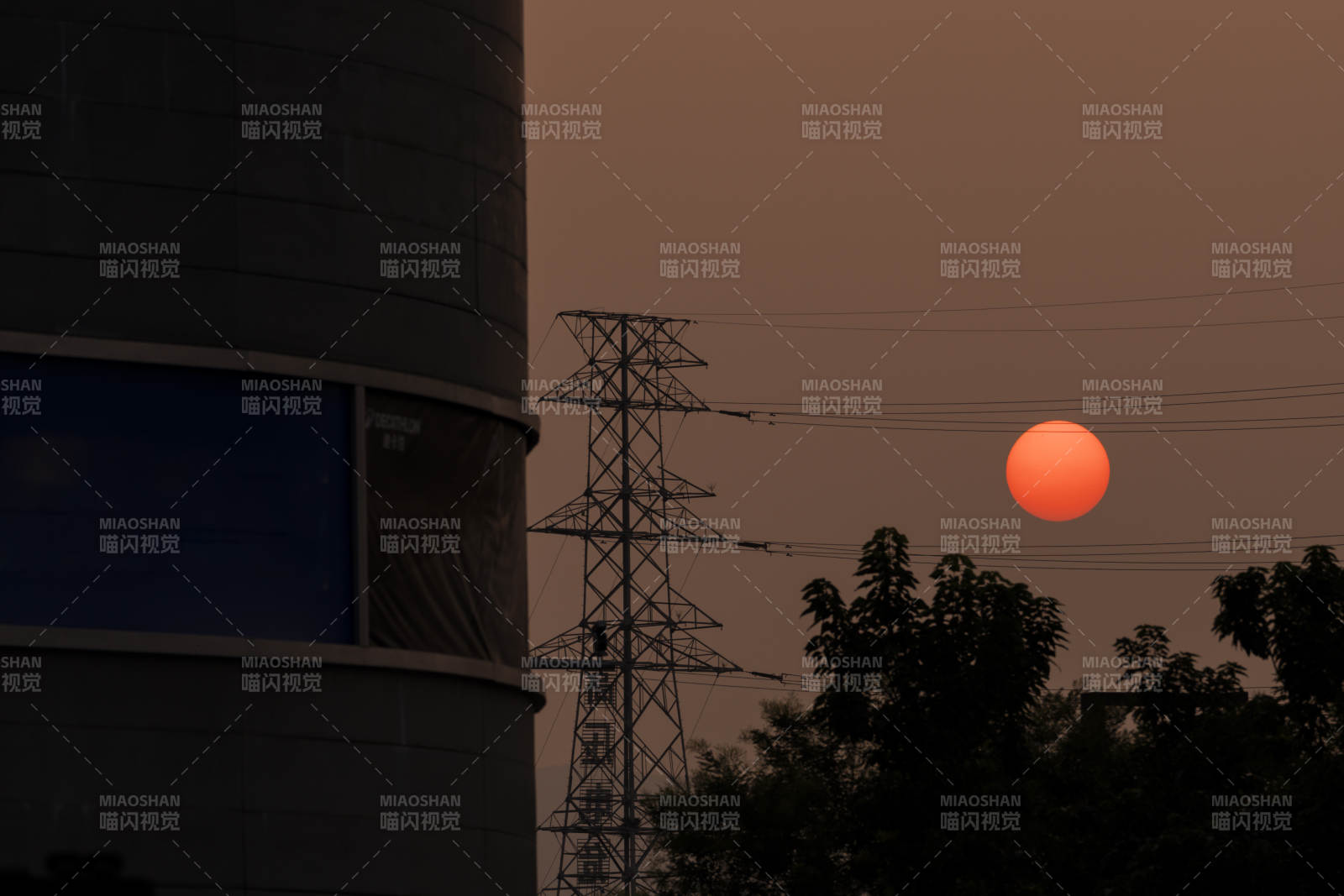 夕陽下的工業剪影