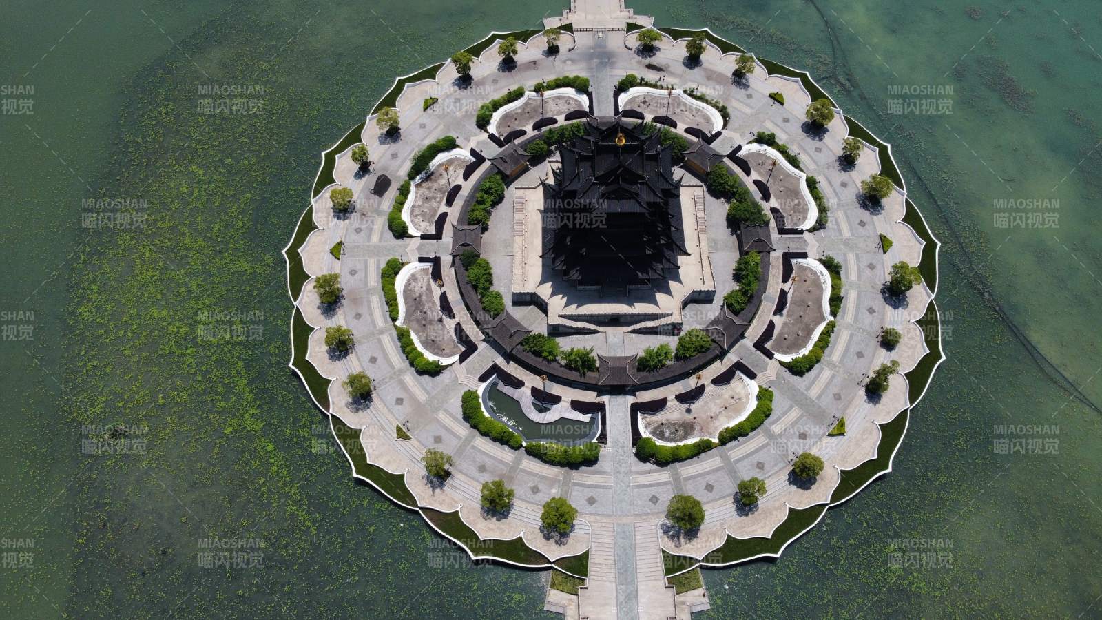 水上圓形建筑航拍圖
