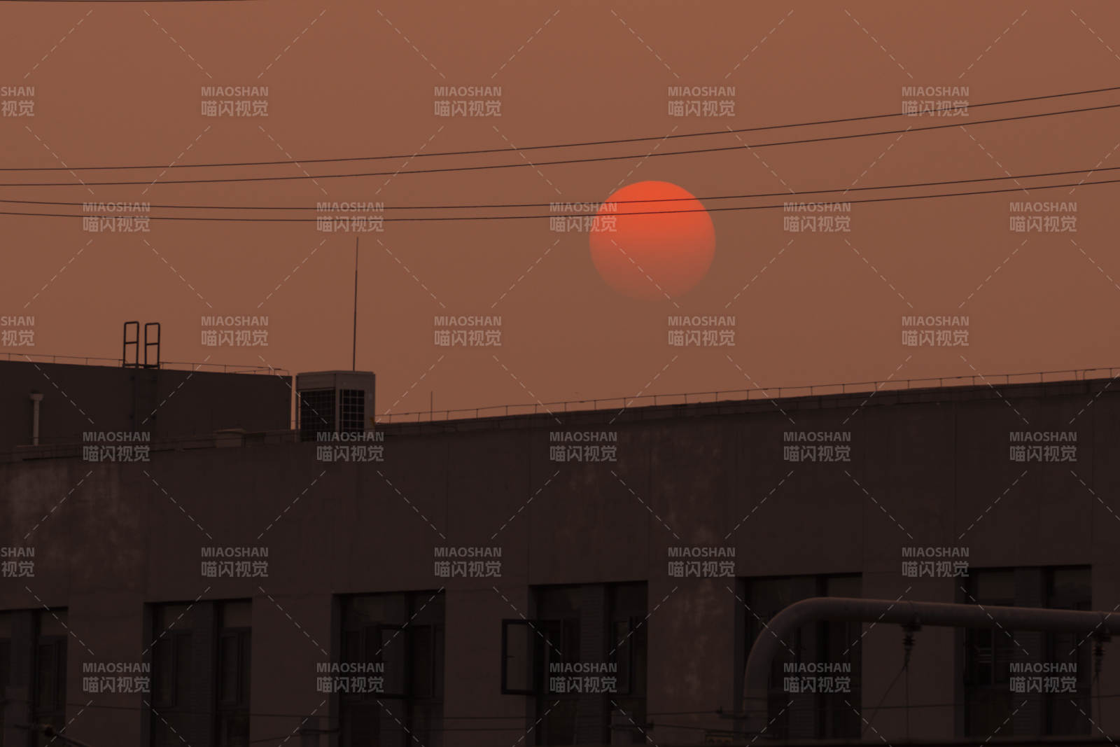 夕陽映照工業建筑