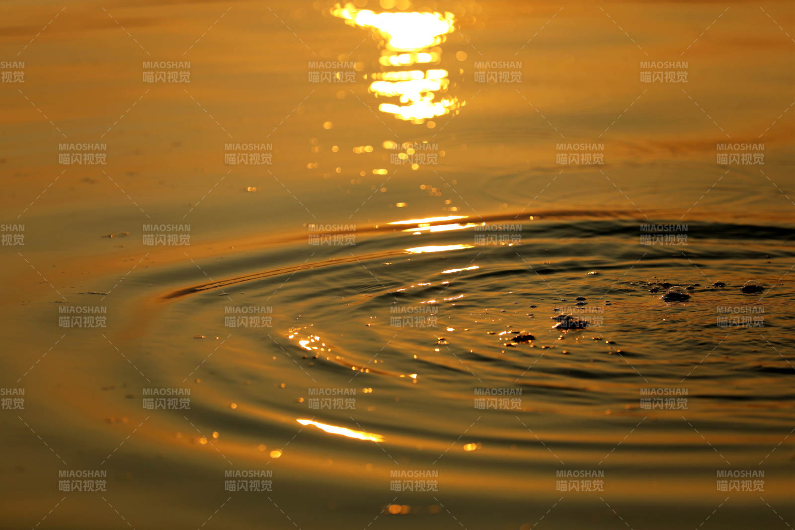 夕陽下的水波紋