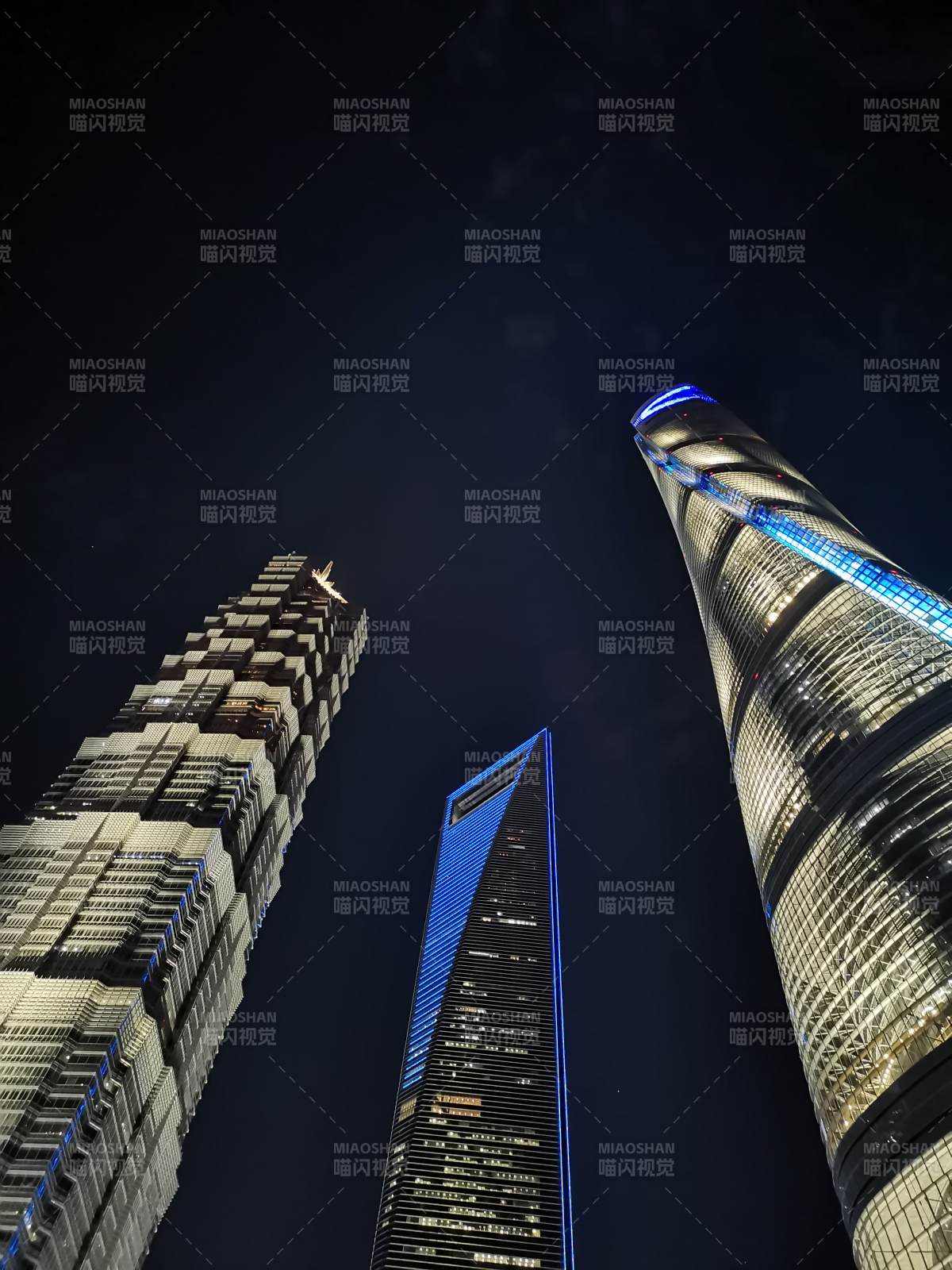 夜幕下的摩天大樓群