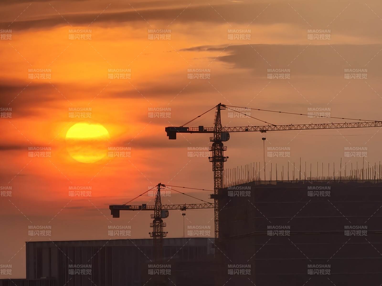夕陽下的建筑工地