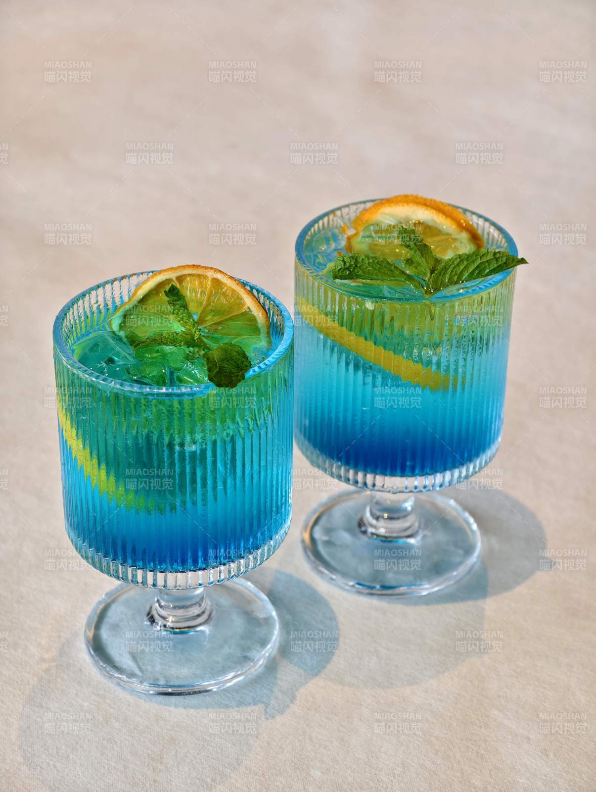 藍色雞尾酒與檸檬薄荷
