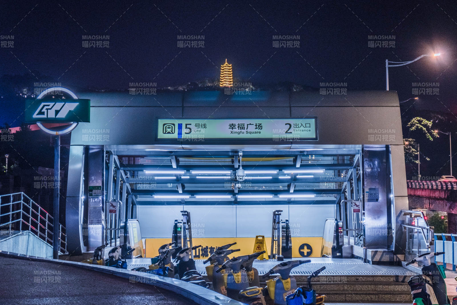 夜景下的地鐵站入口