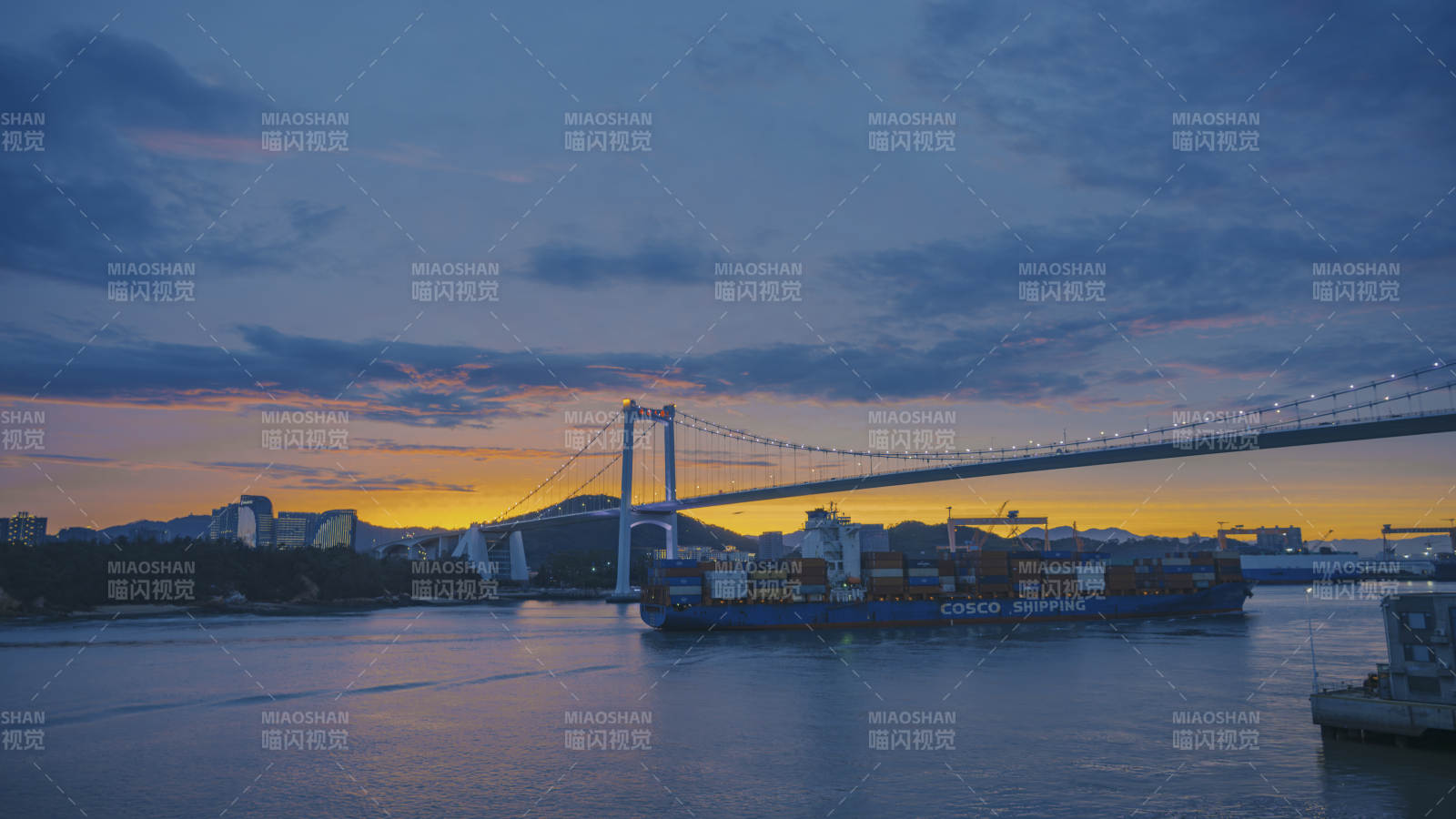 黃昏海滄大橋大橋與貨船