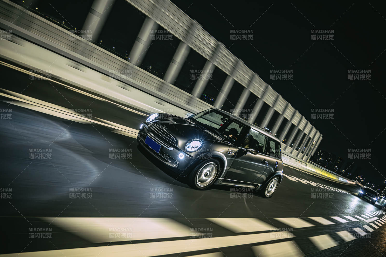 夜行橋上的汽車影