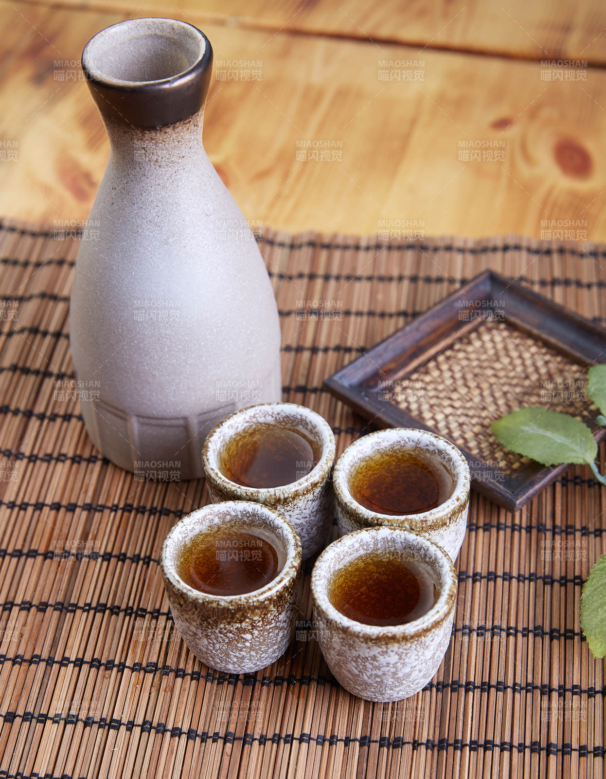 日式清酒與小杯擺設
