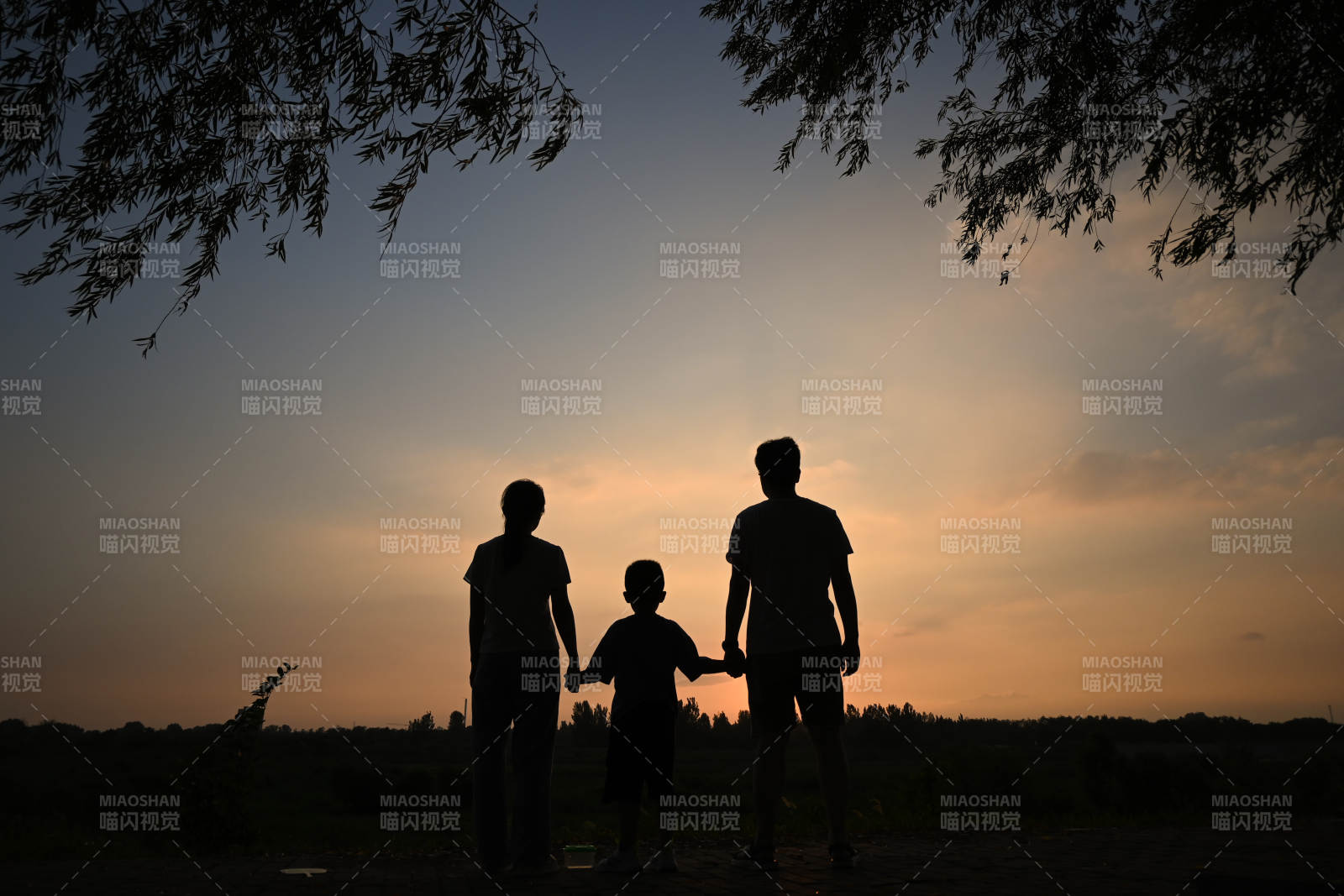 夕陽下的家庭剪影