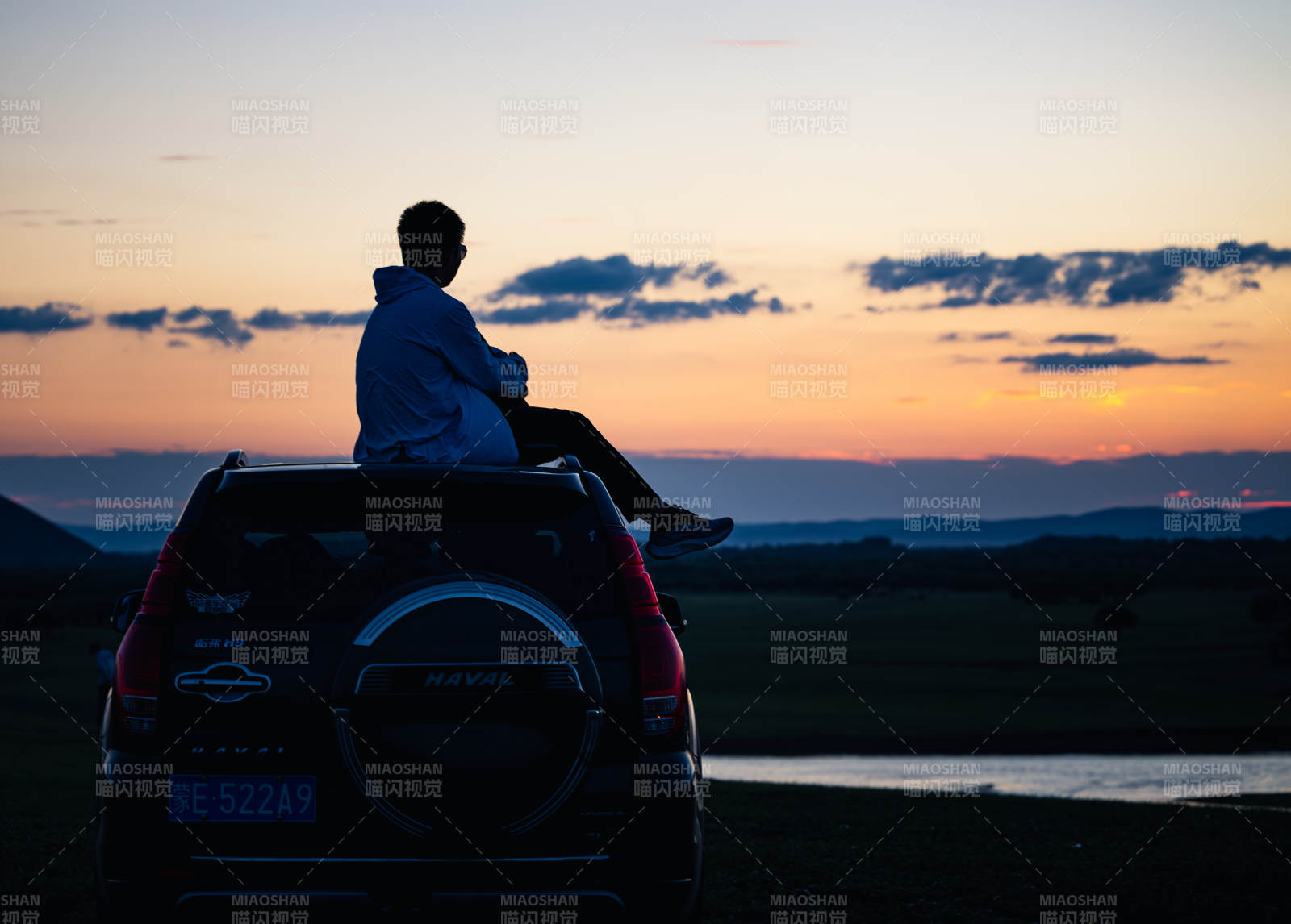 車頂觀夕陽 靜享片刻寧靜
