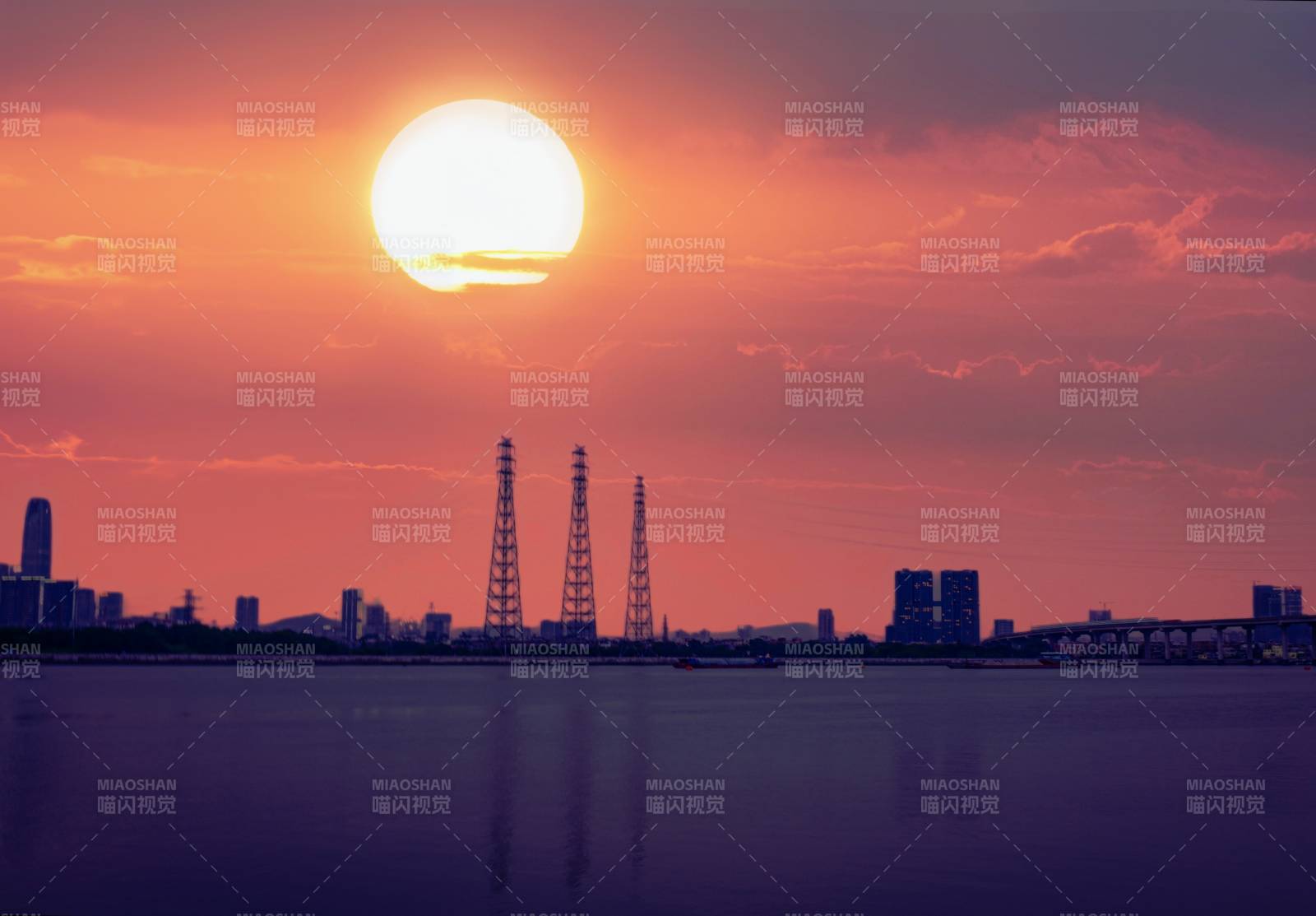 夕陽下的河邊城市剪影