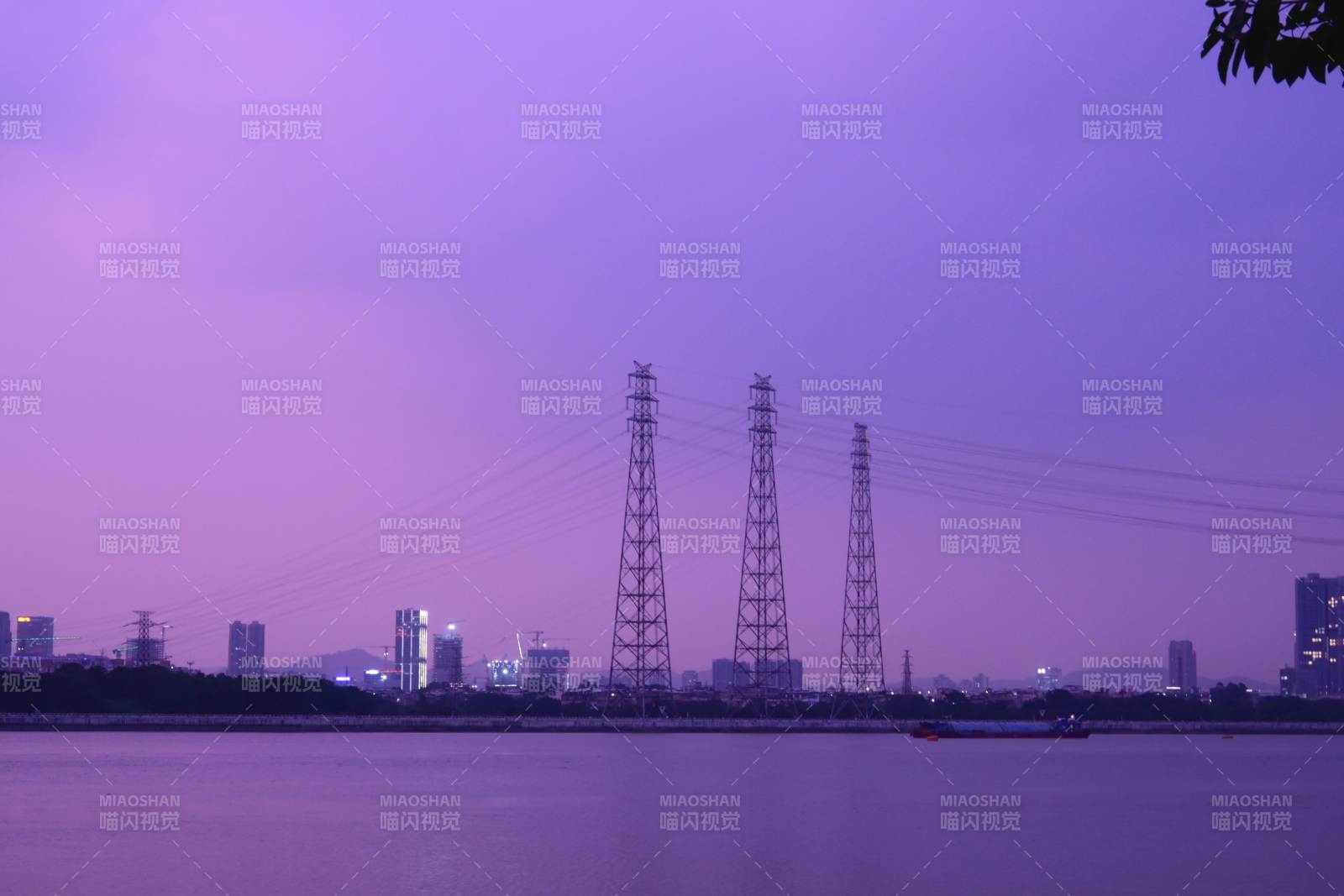 紫霞映塔 江畔靜謐夜景