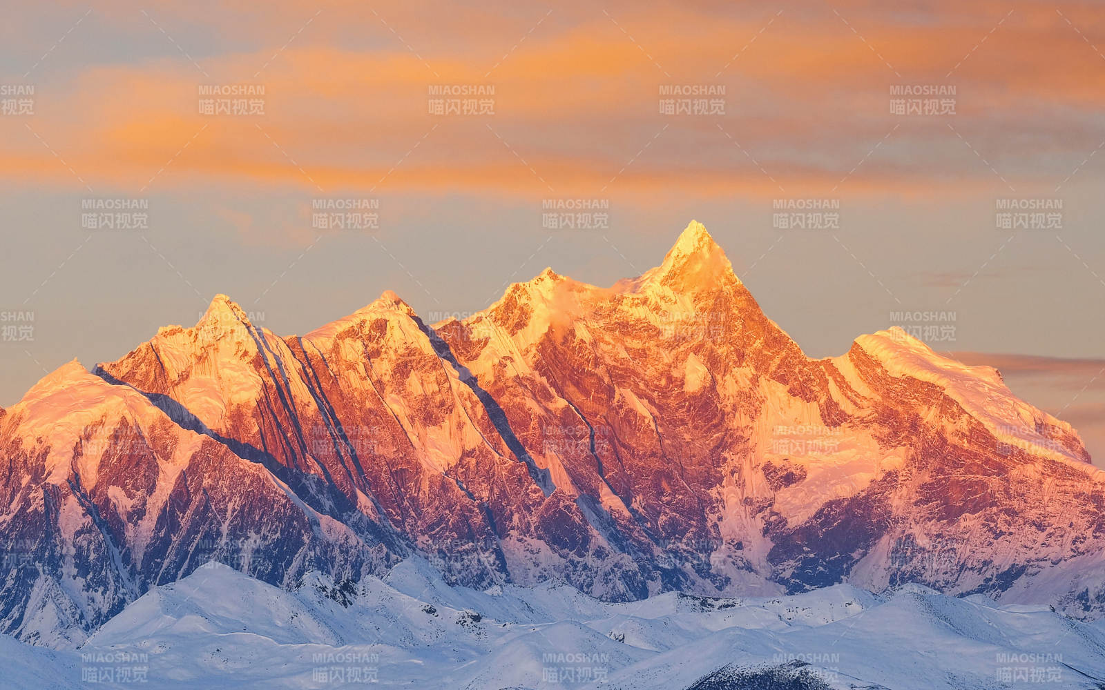 雪山日落 金光璀璨