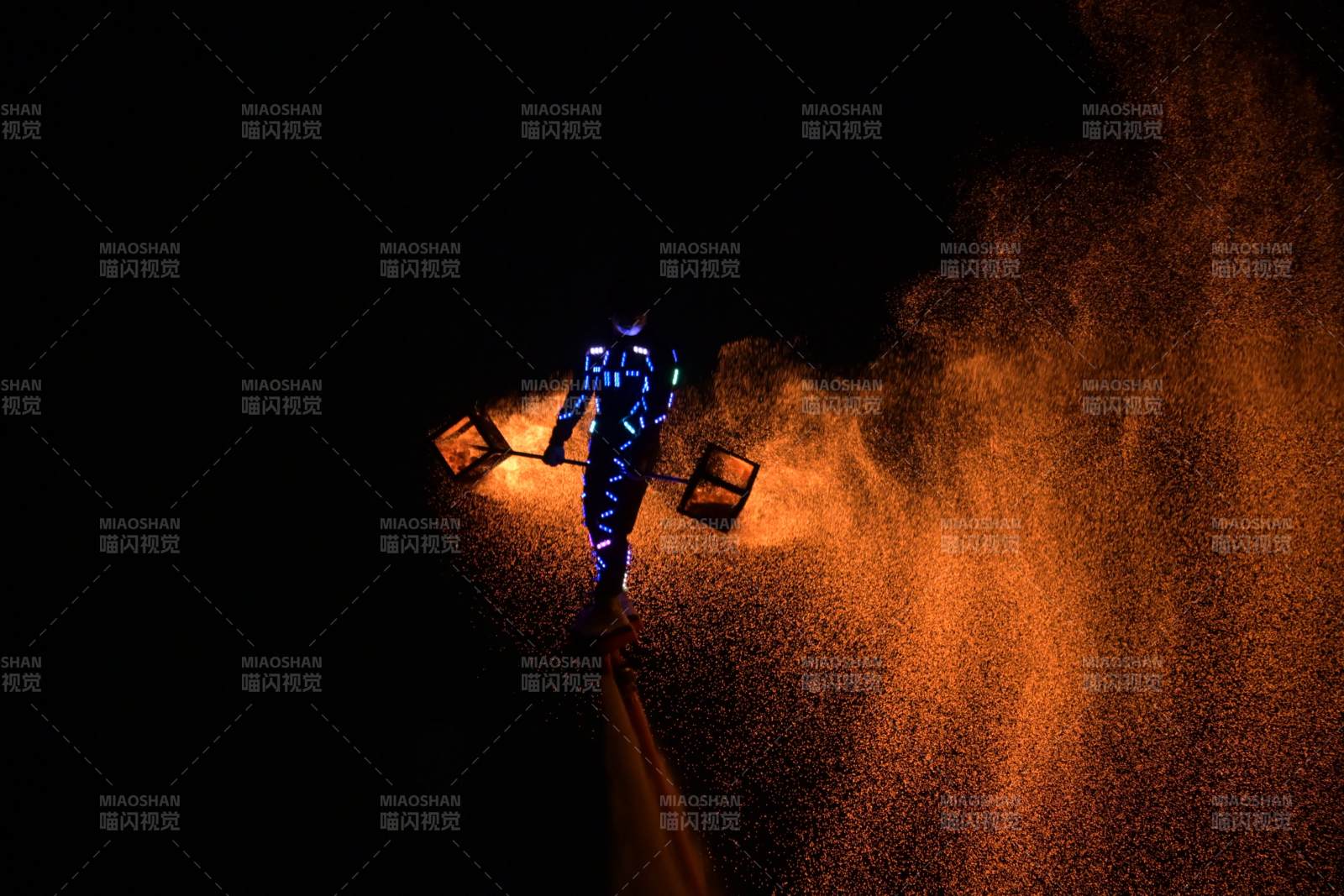 夜空下的水上火壺表演