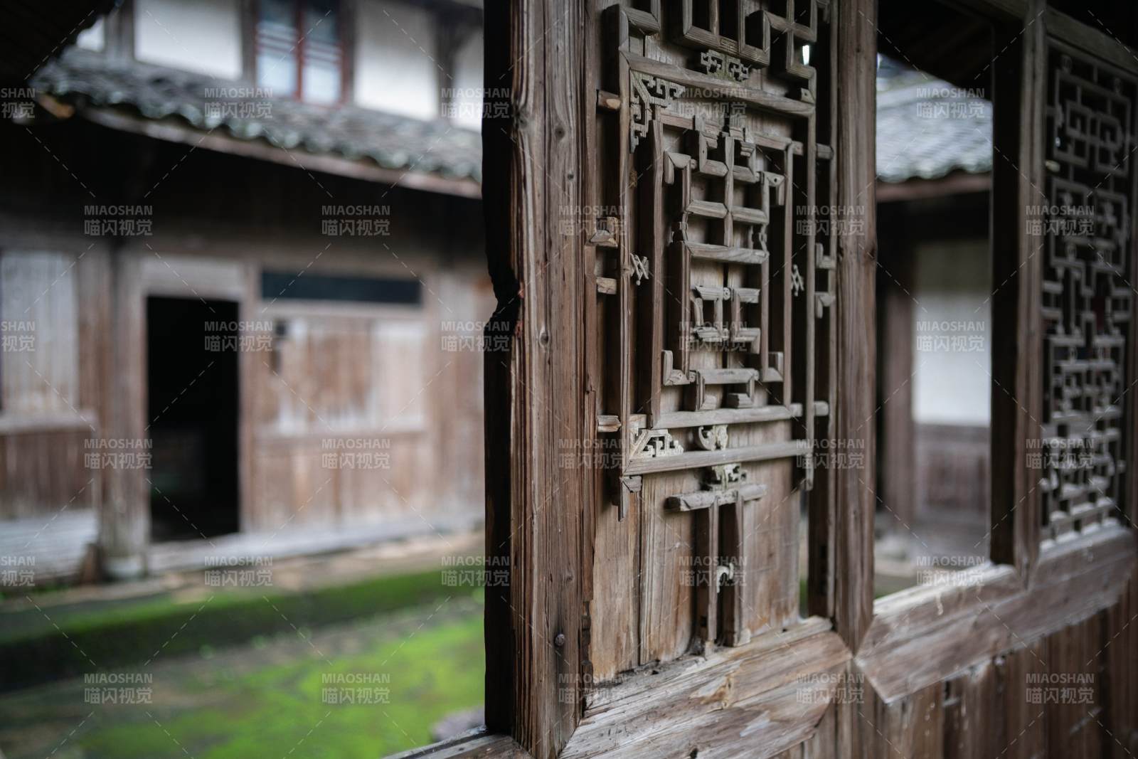 古宅木窗 歲月靜好