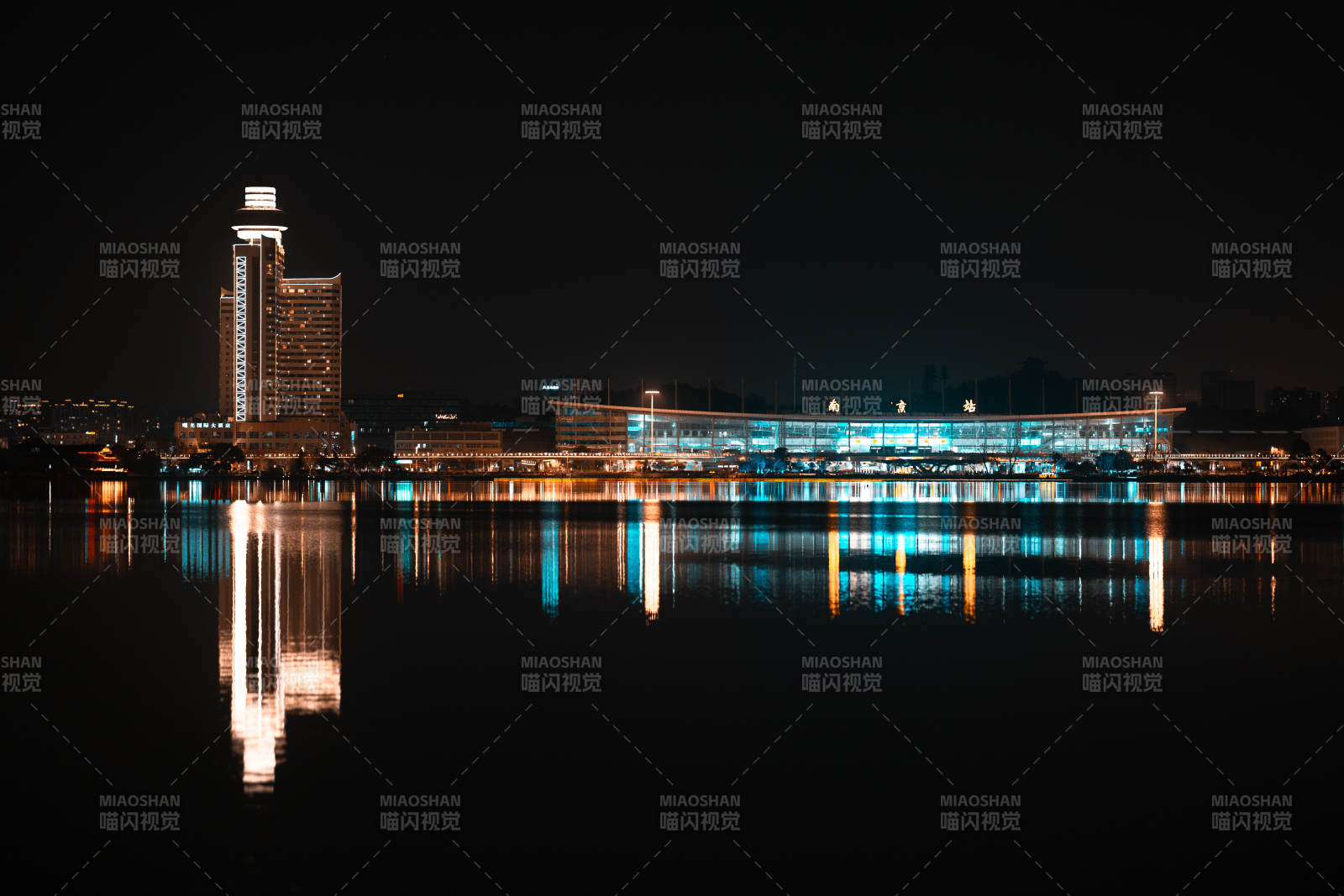 南京火車站夜景倒影
