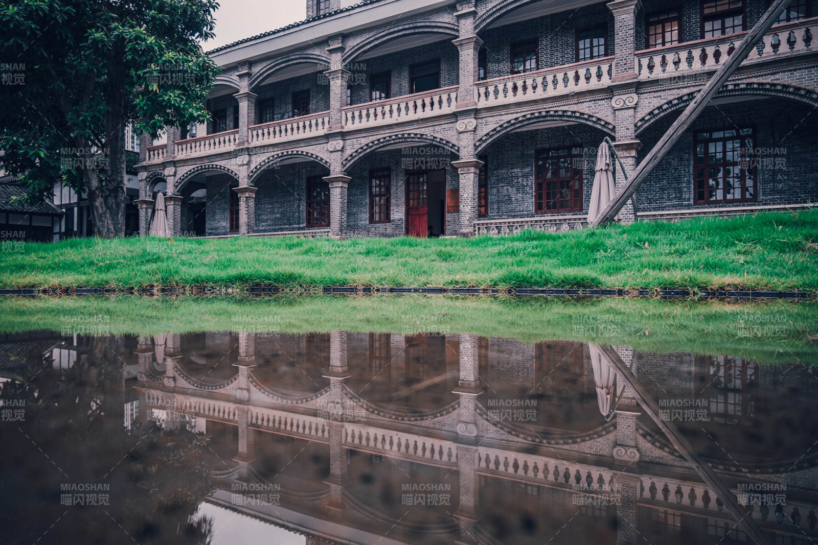 古建筑倒影靜謐水景
