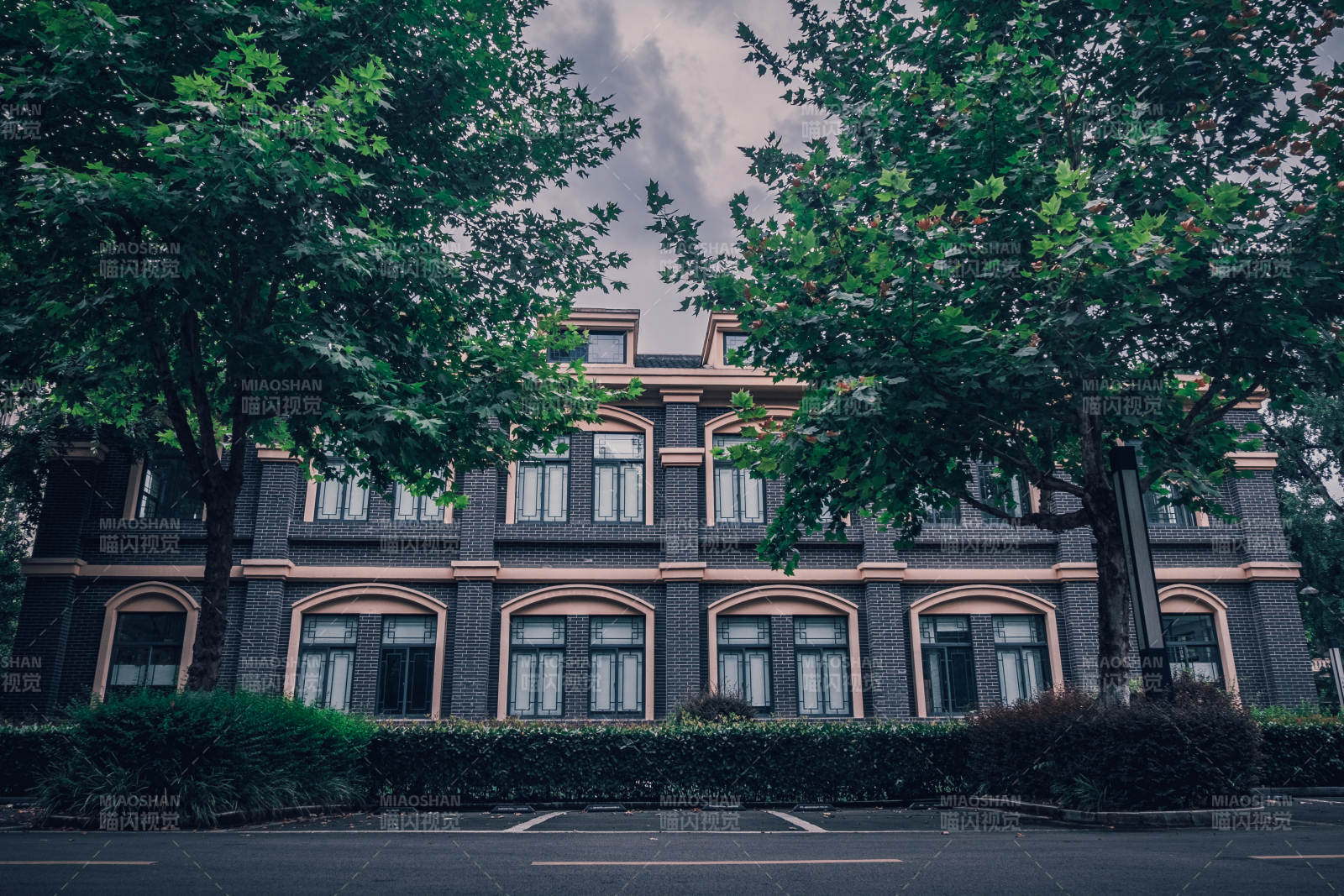 古典建筑與綠樹相映成趣