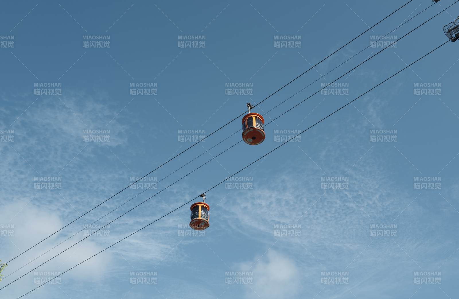 空中纜車與藍(lán)天白云