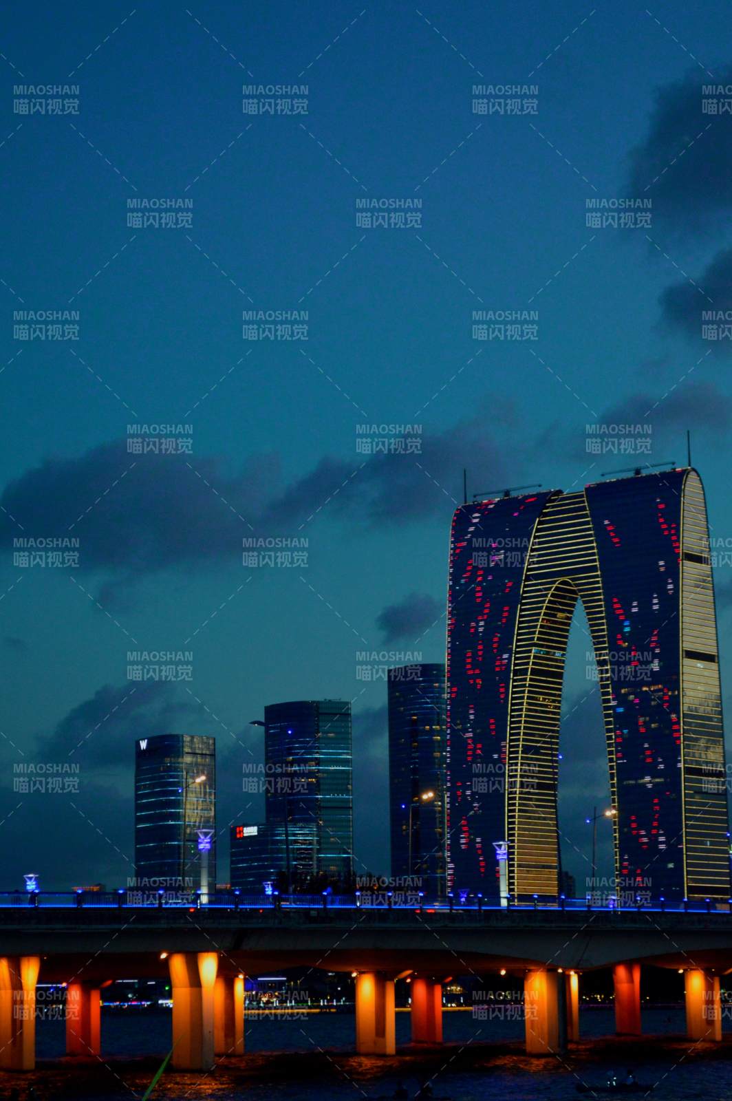 夜幕下的城市天際線