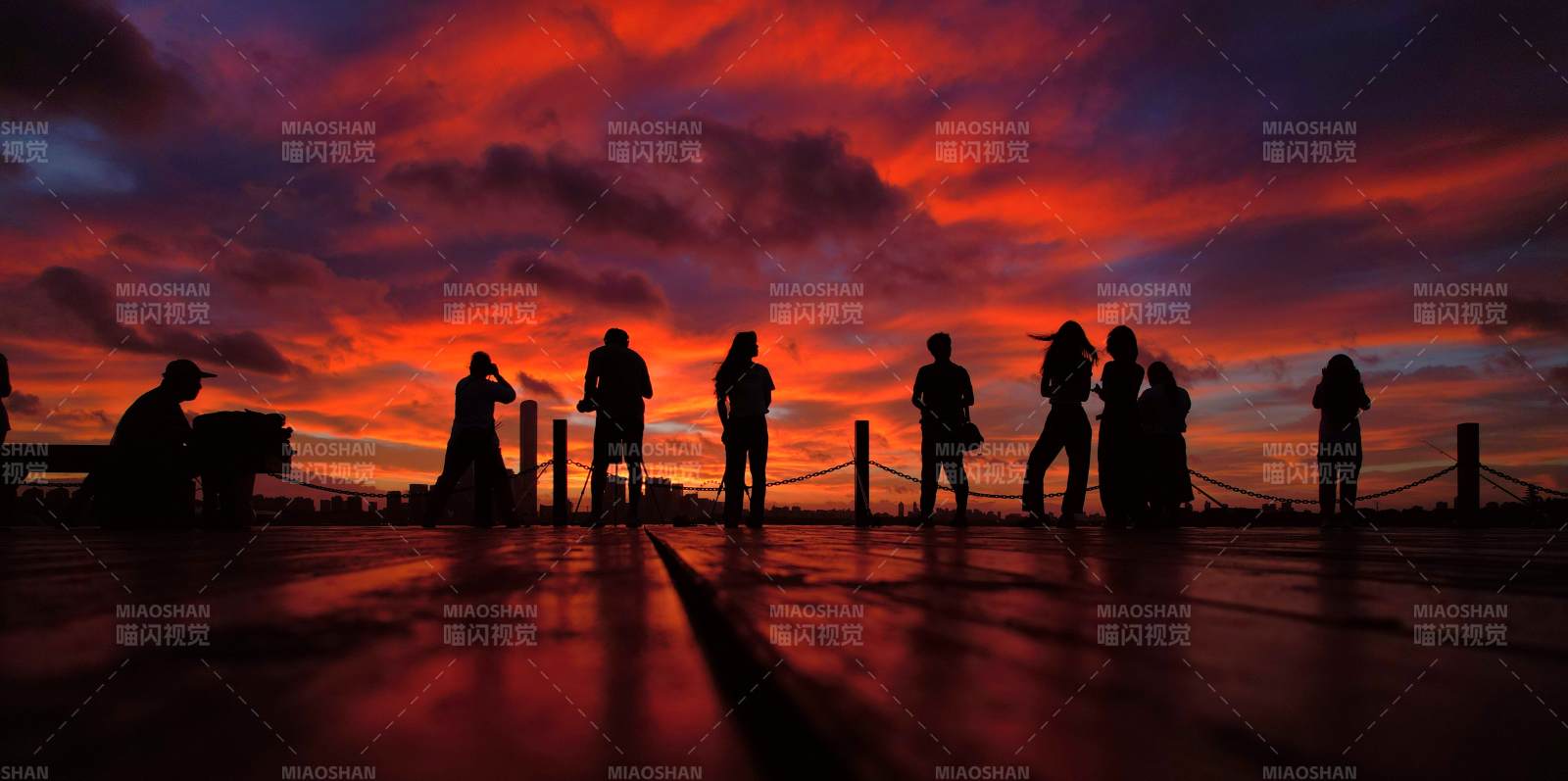 夕陽下的剪影人群