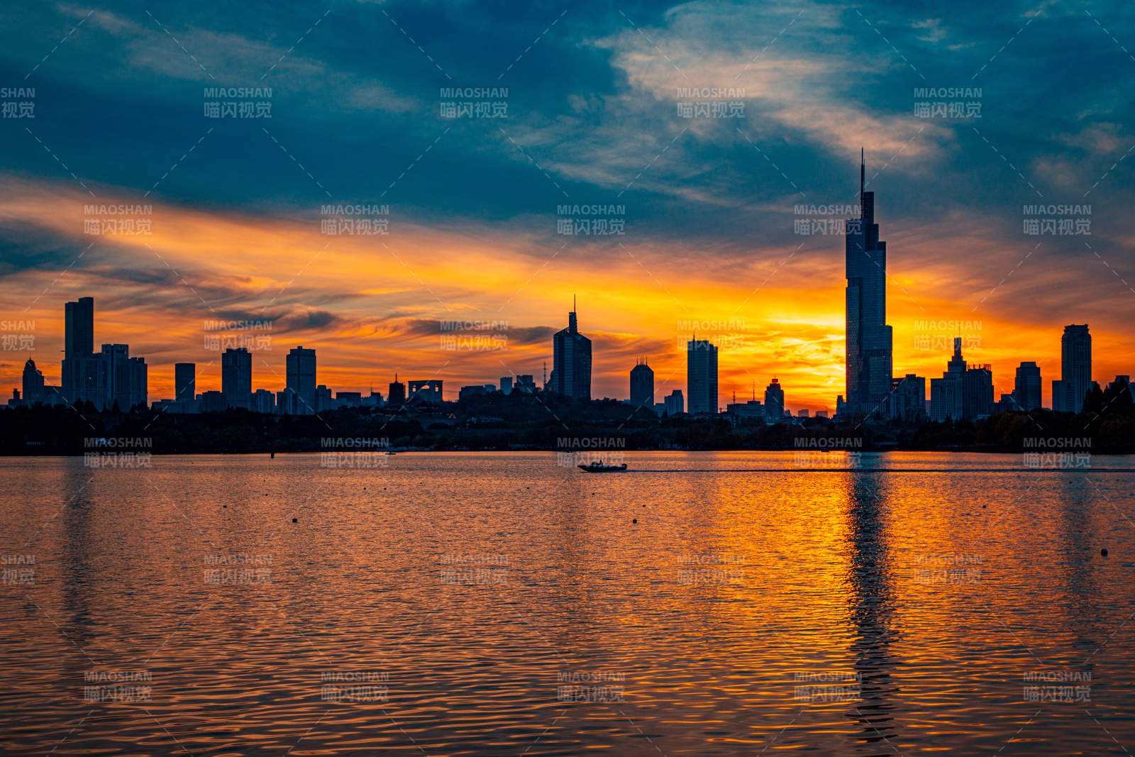 南京玄武湖夕陽映照城市天際線