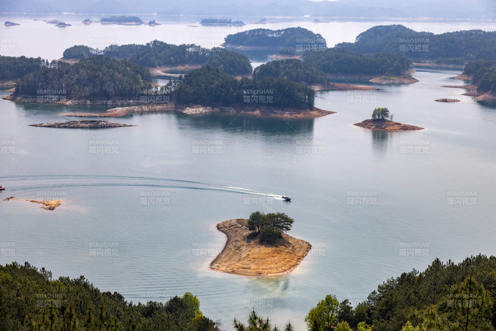 浙江千島湖湖光山色 小島點綴