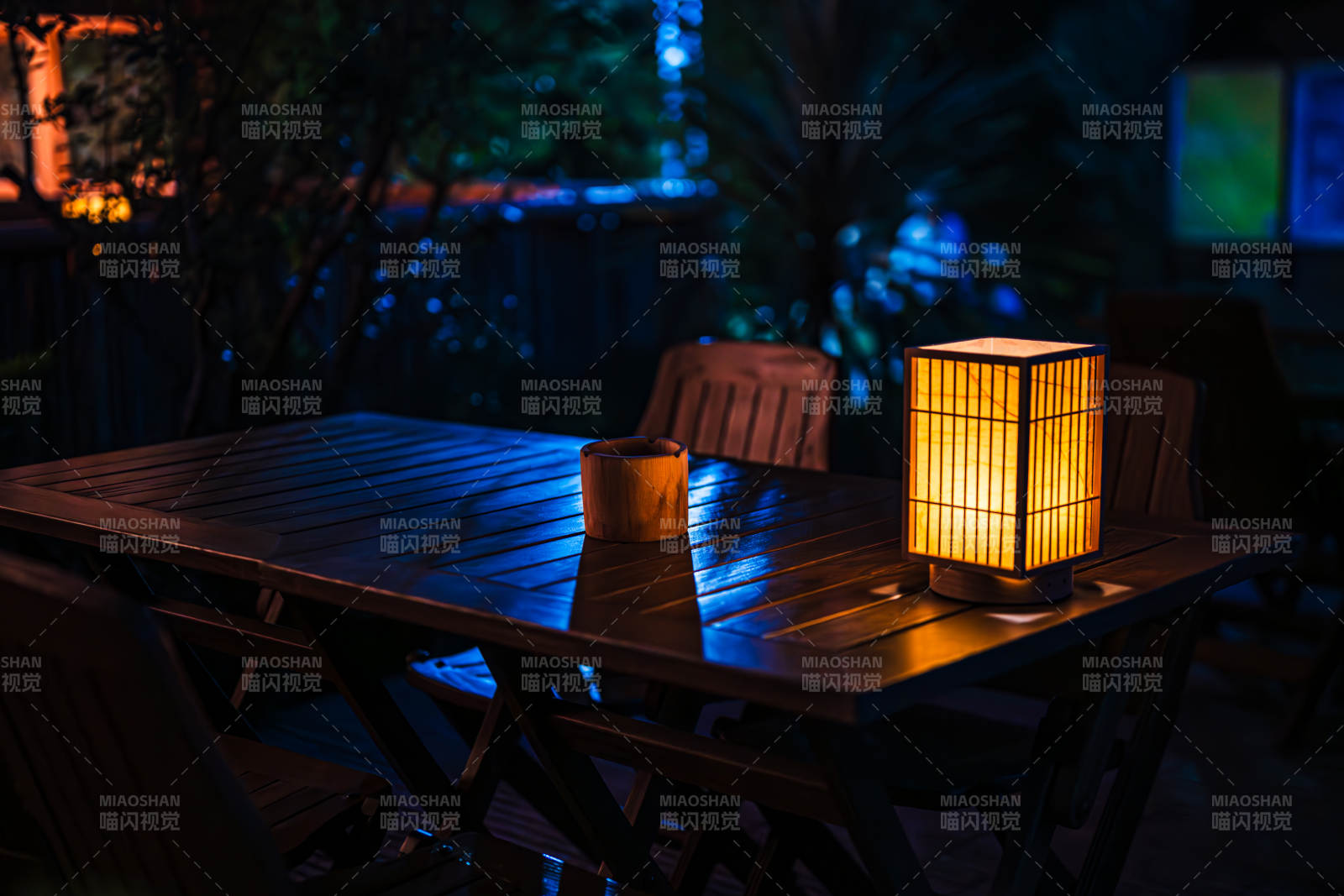 夜色中的溫馨桌燈