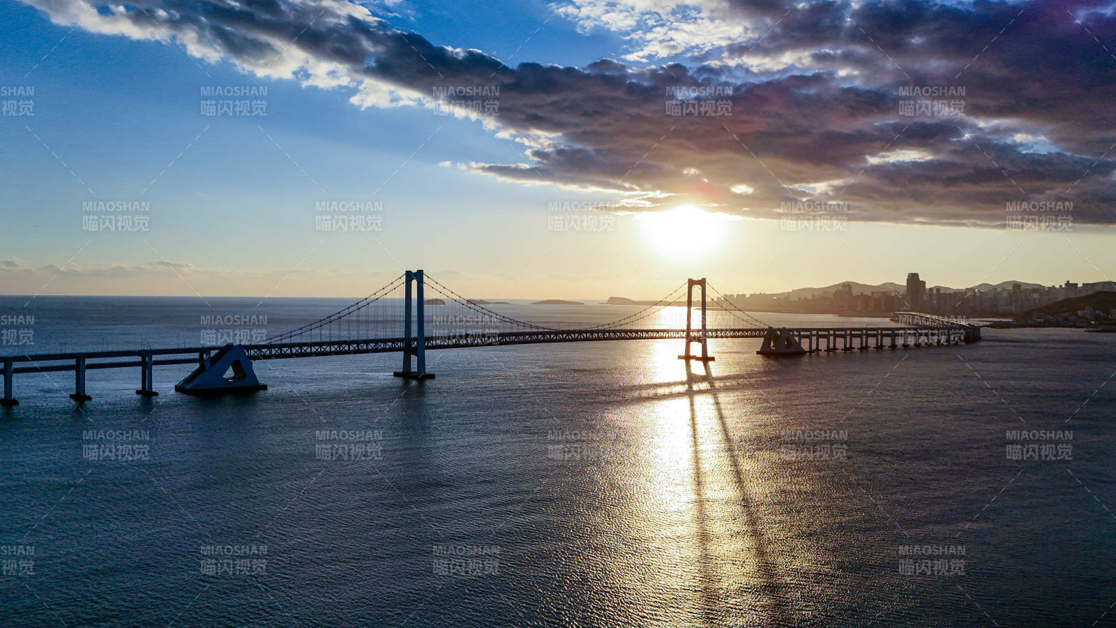 夕陽下的大連跨海大橋