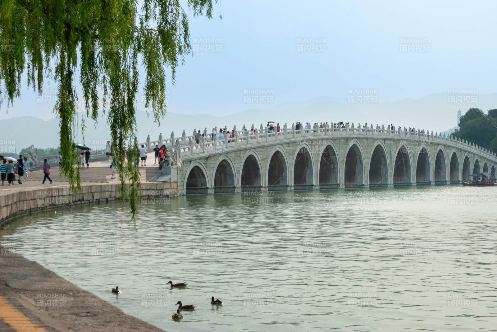 十七孔橋靜謐湖景圖