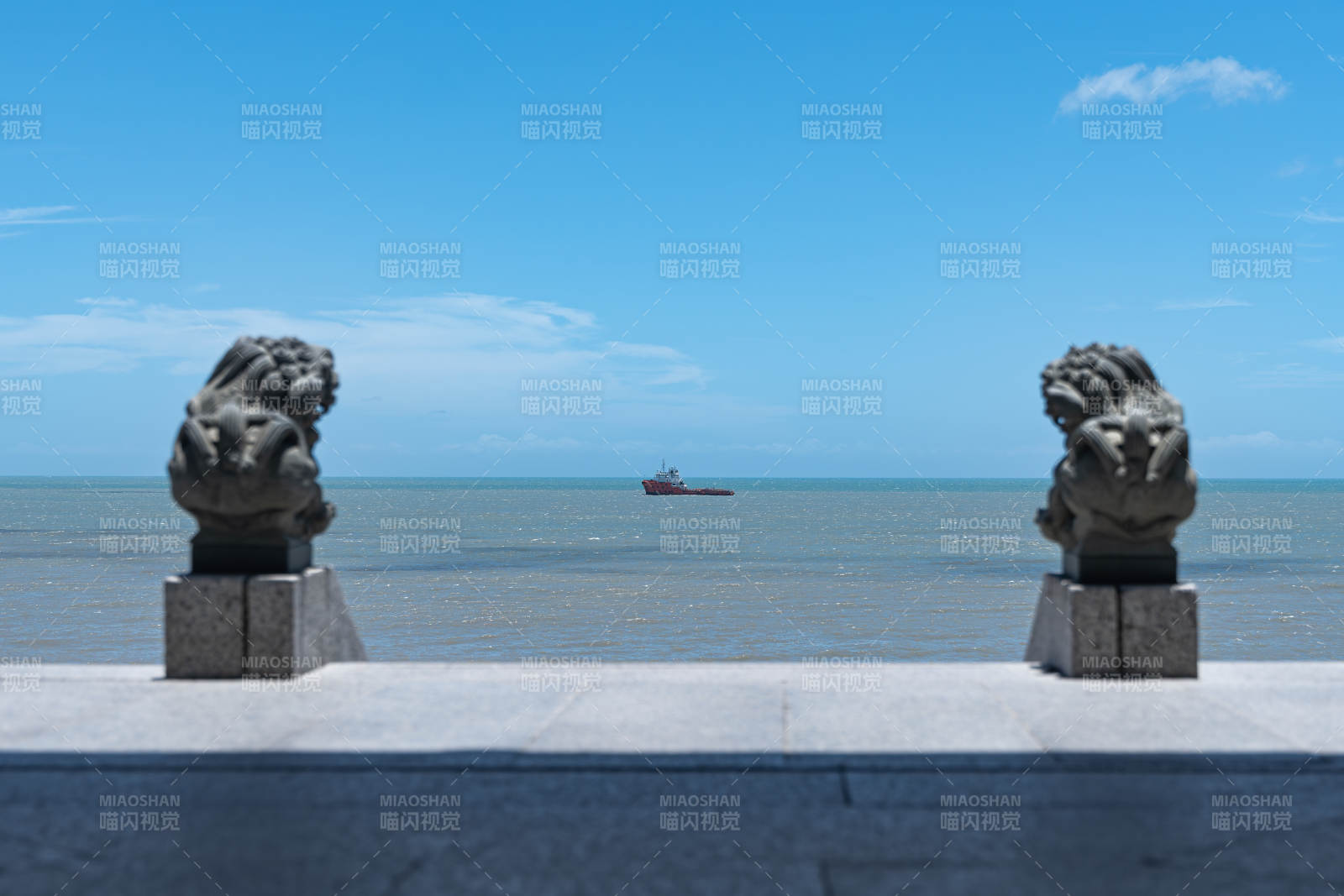 海邊石獅與遠(yuǎn)航船只
