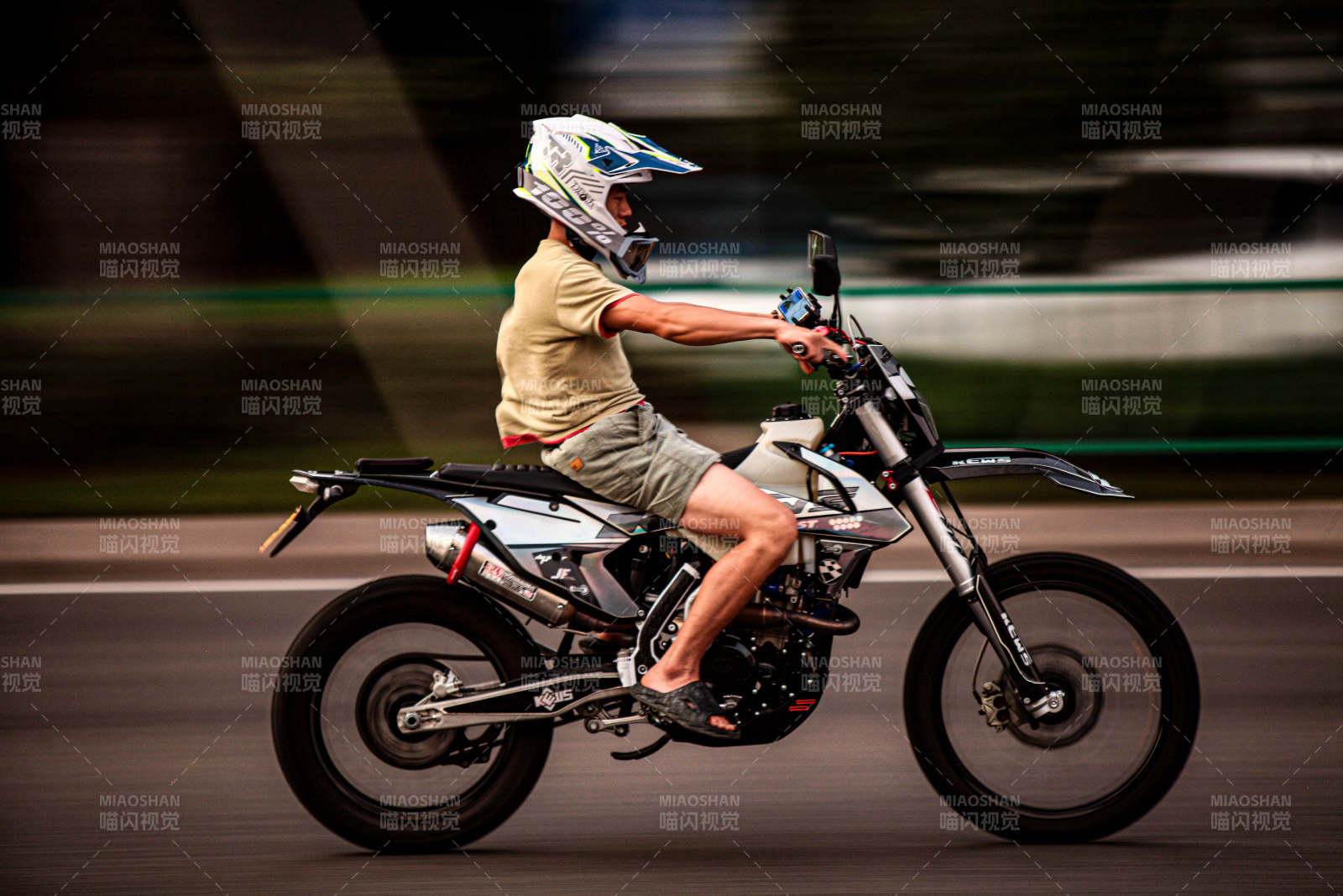 疾馳的越野摩托車手