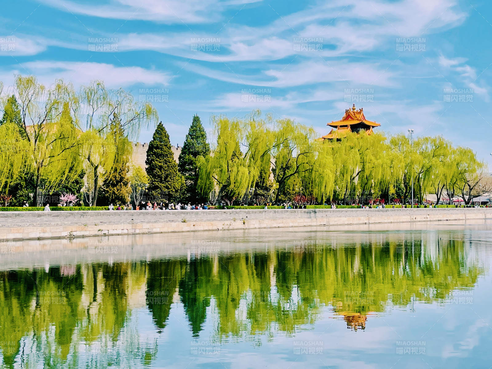 故宮角樓倒影春景圖