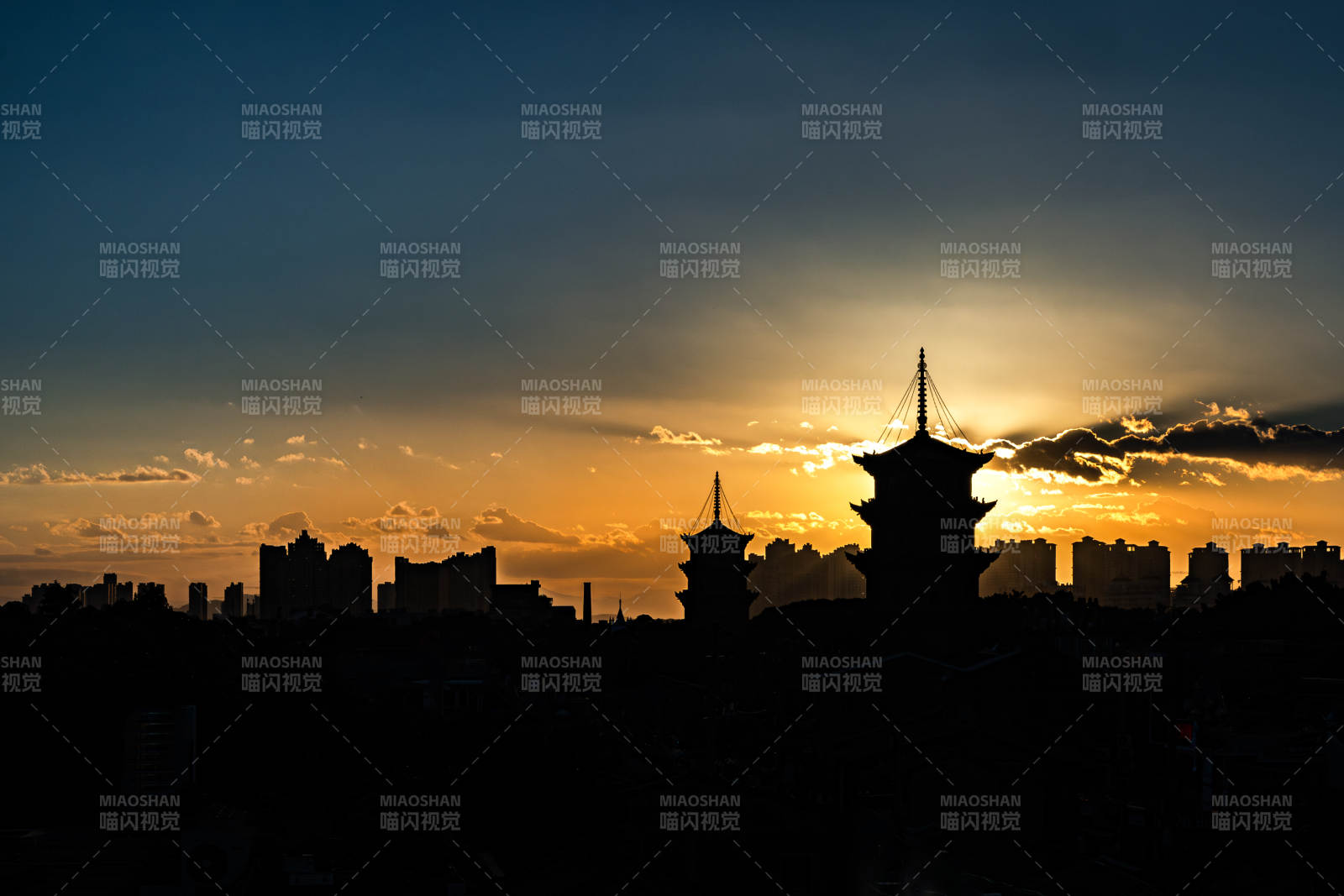 夕陽下的古塔剪影